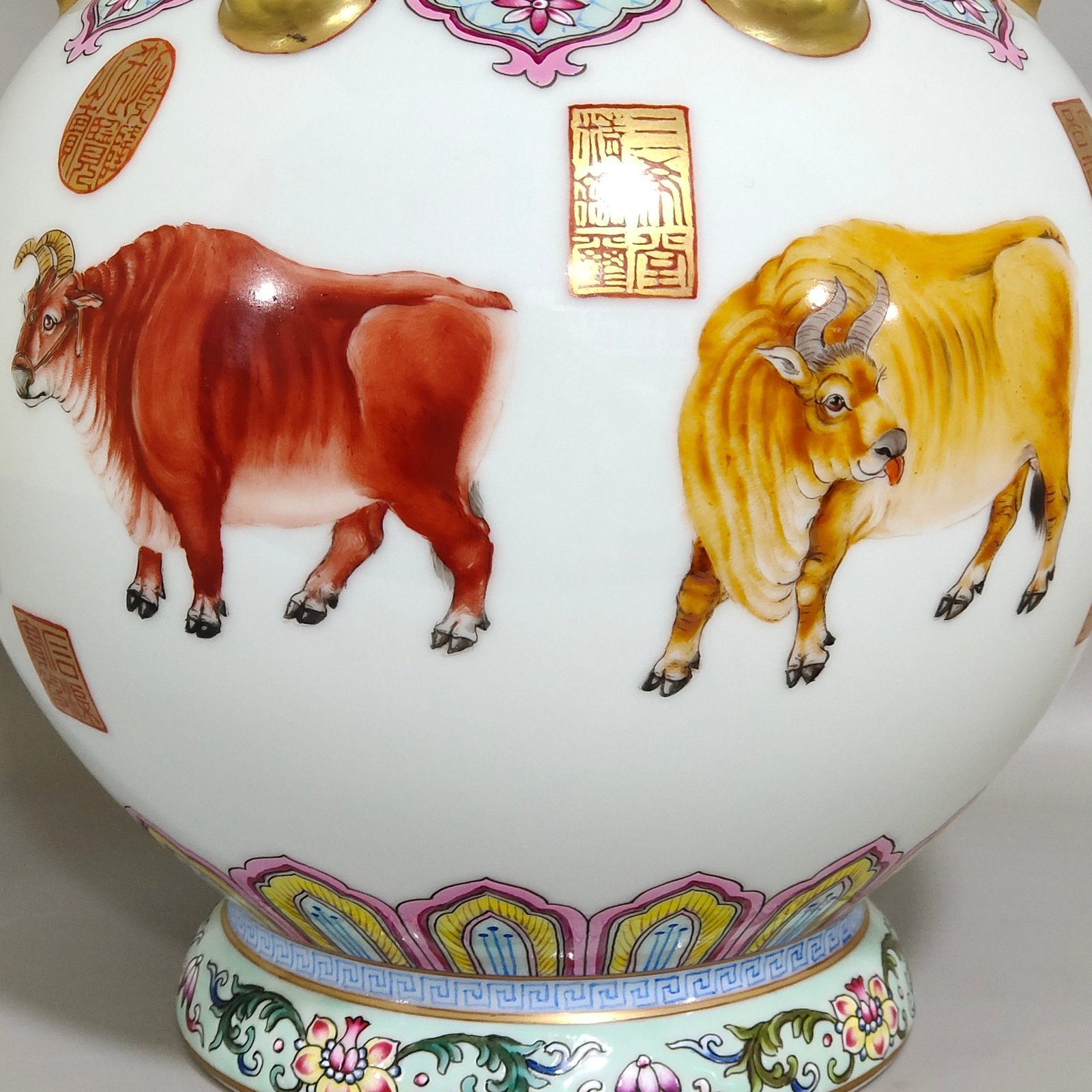 Qing Dynasty Qianlong Five Oxen Picture Poem Long-necked Bottle