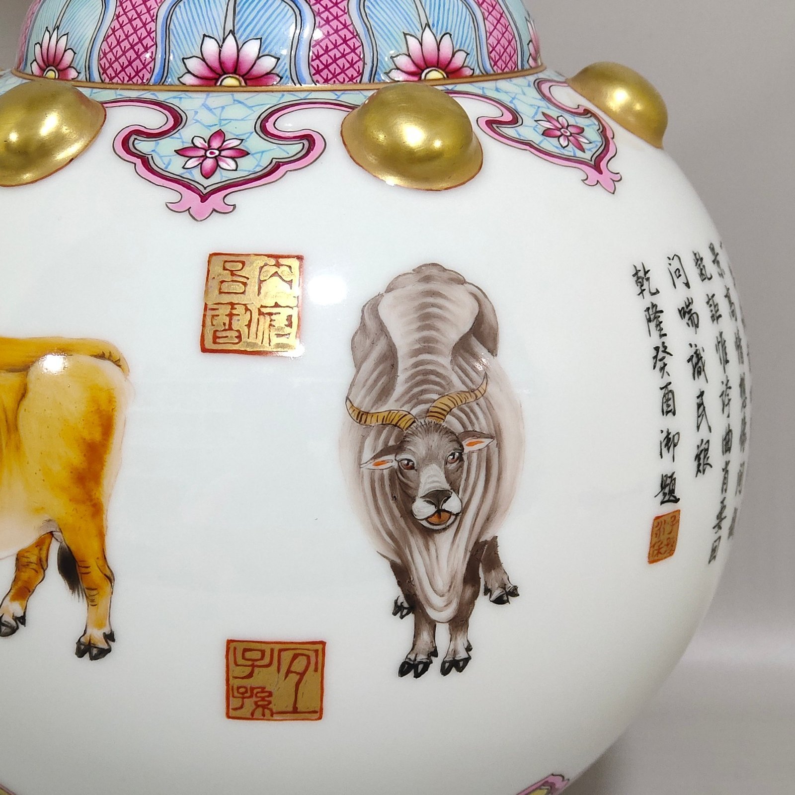 Qing Dynasty Qianlong Five Oxen Picture Poem Long-necked Bottle