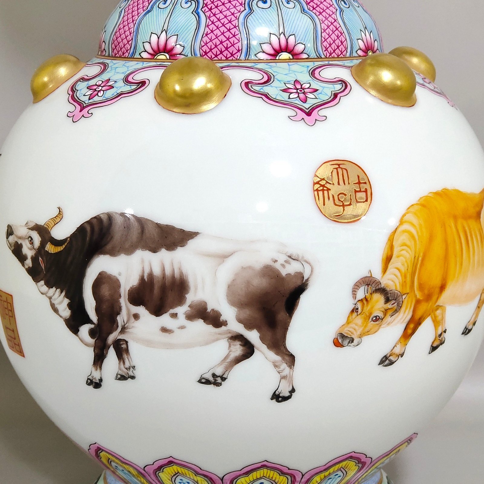 Qing Dynasty Qianlong Five Oxen Picture Poem Long-necked Bottle