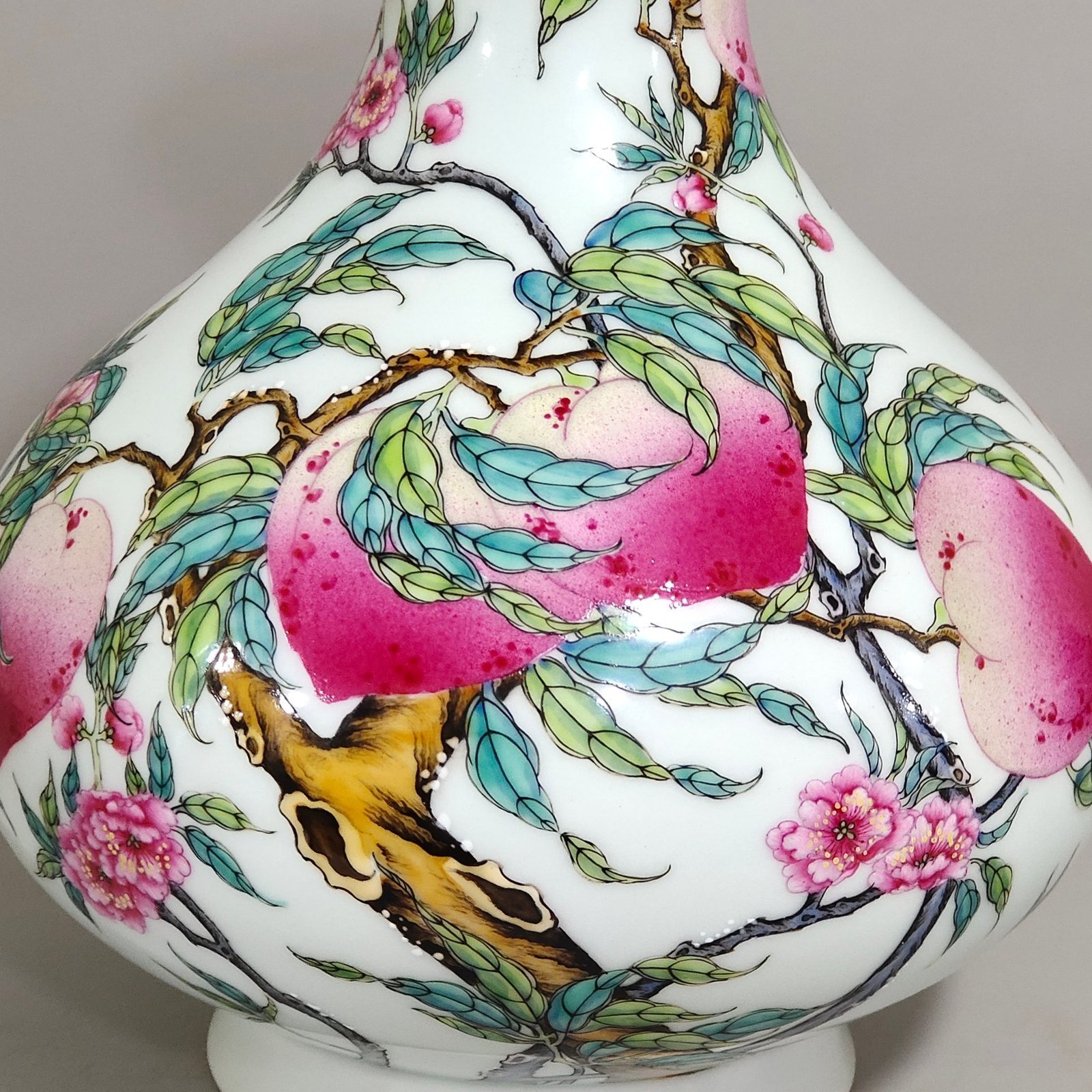 Qing Dynasty Qianlong Wufu Nine Peach Flat Belly Vase
