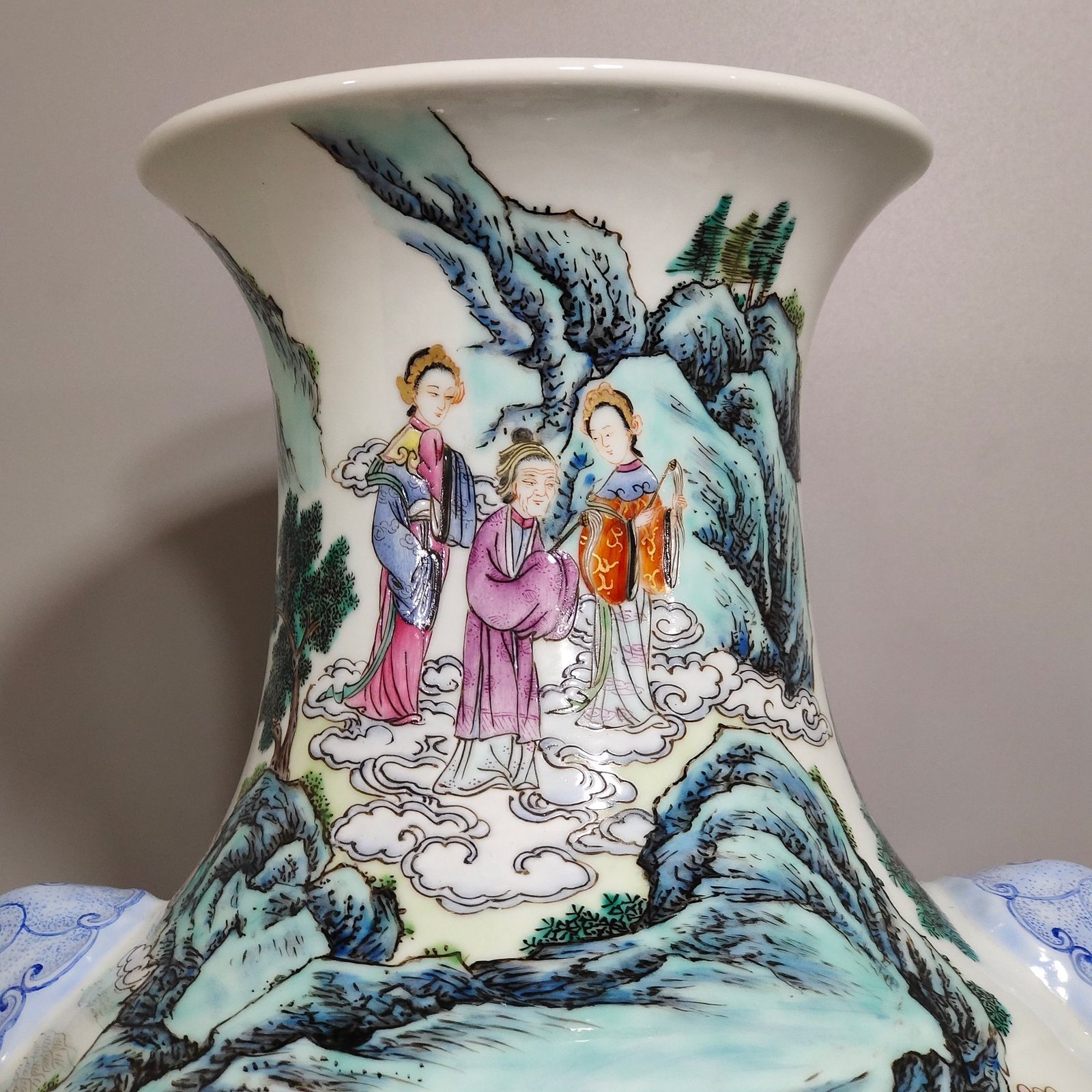 Qing Dynasty Qianlong character story amphora