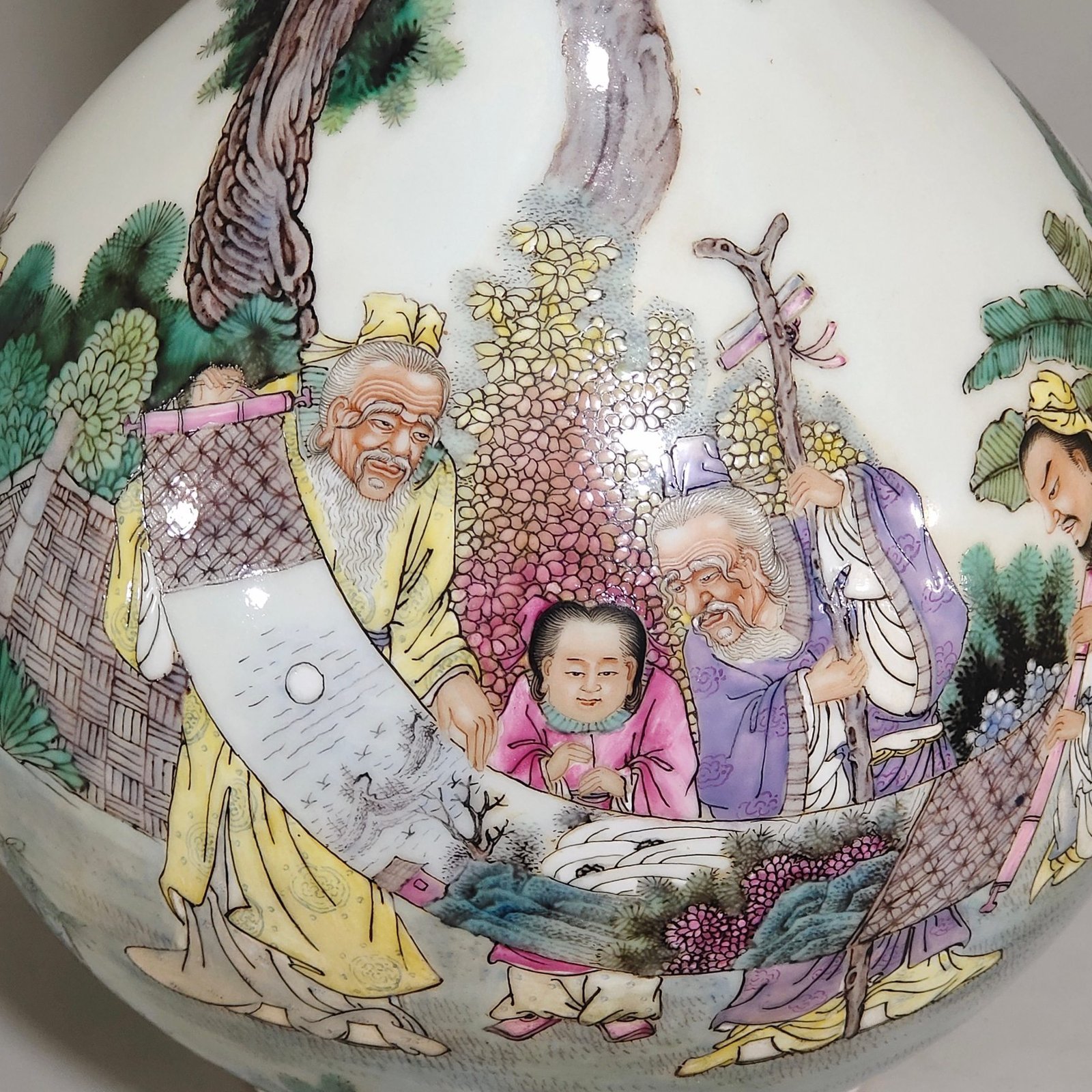 Qing Dynasty Qianlong character story picture inscribed poem long-necked bottle