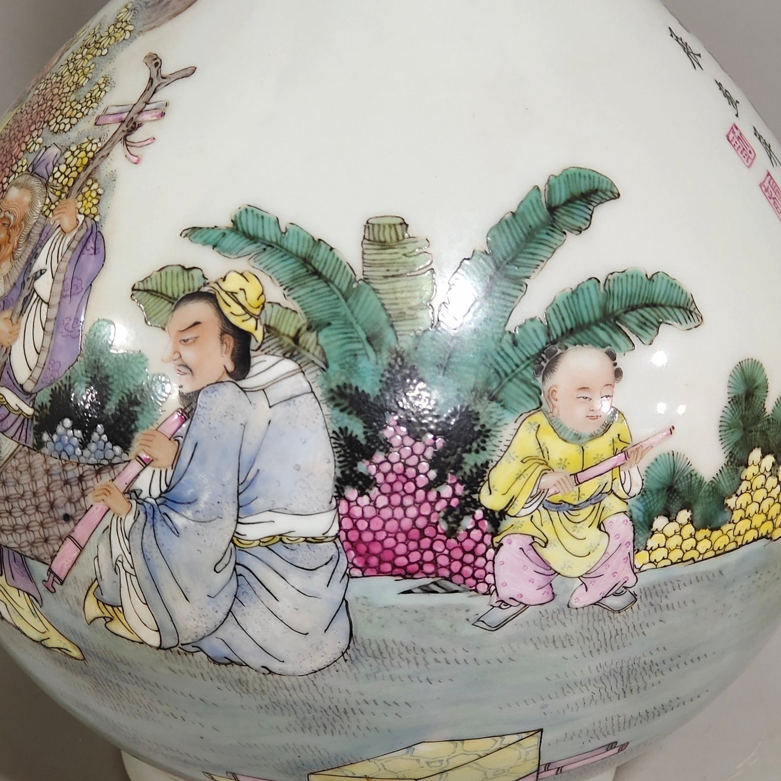 Qing Dynasty Qianlong character story picture inscribed poem long-necked bottle