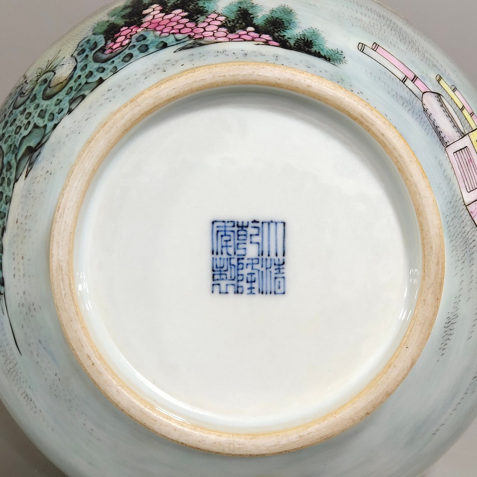 Qing Dynasty Qianlong character story picture inscribed poem long-necked bottle