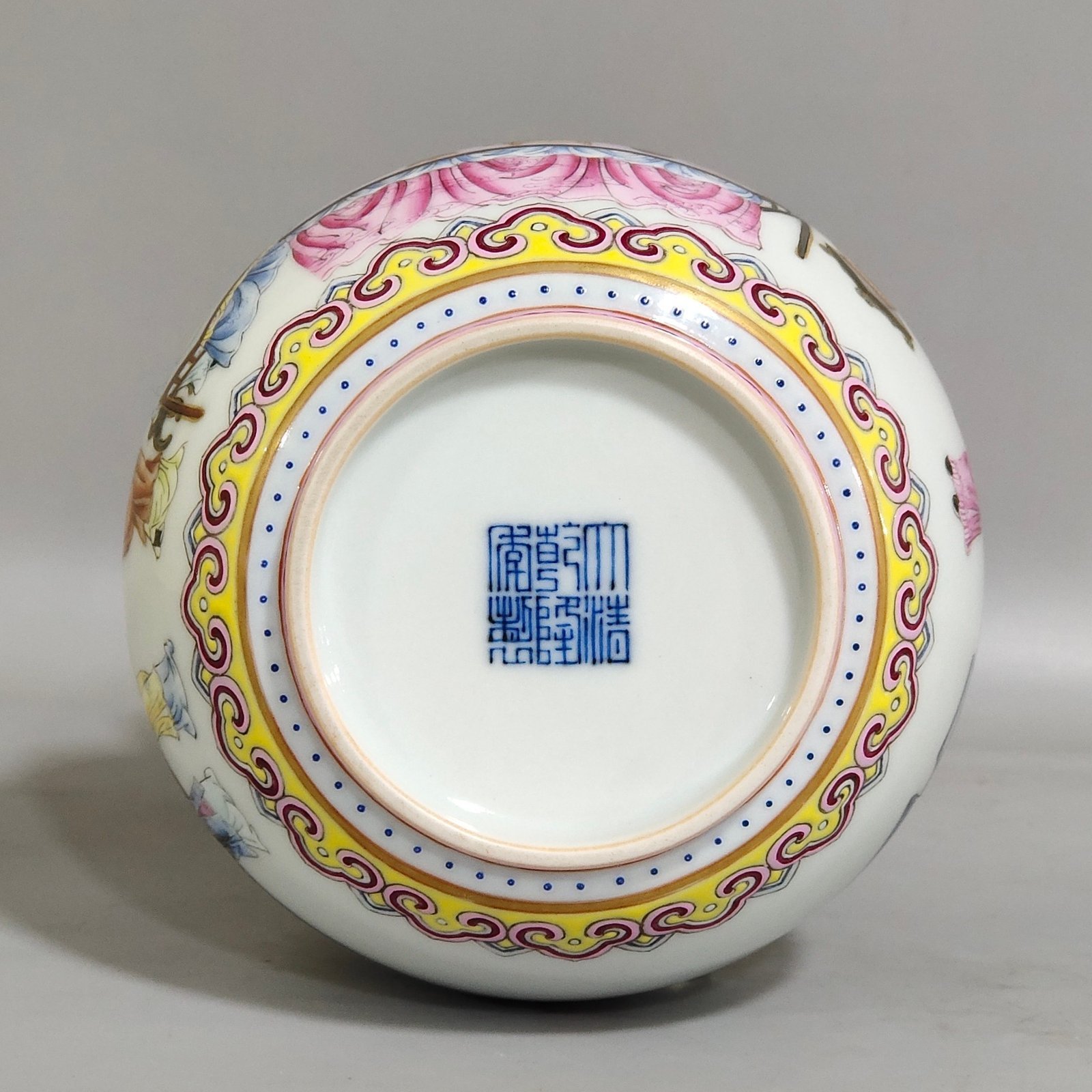 Qing Dynasty Qianlong character story warm wine pot