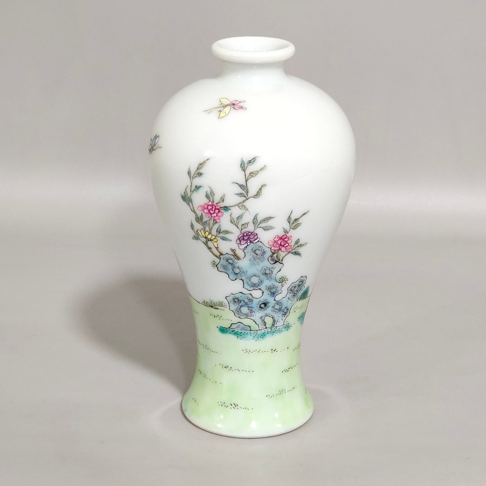 Qing Dynasty Qianlong character story plum vase