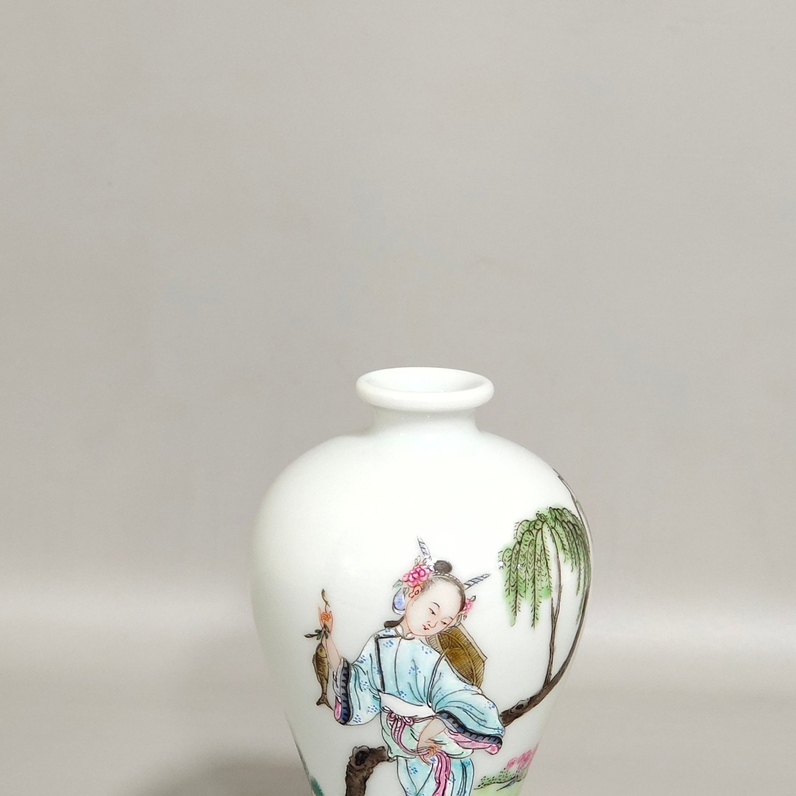 Qing Dynasty Qianlong character story plum vase