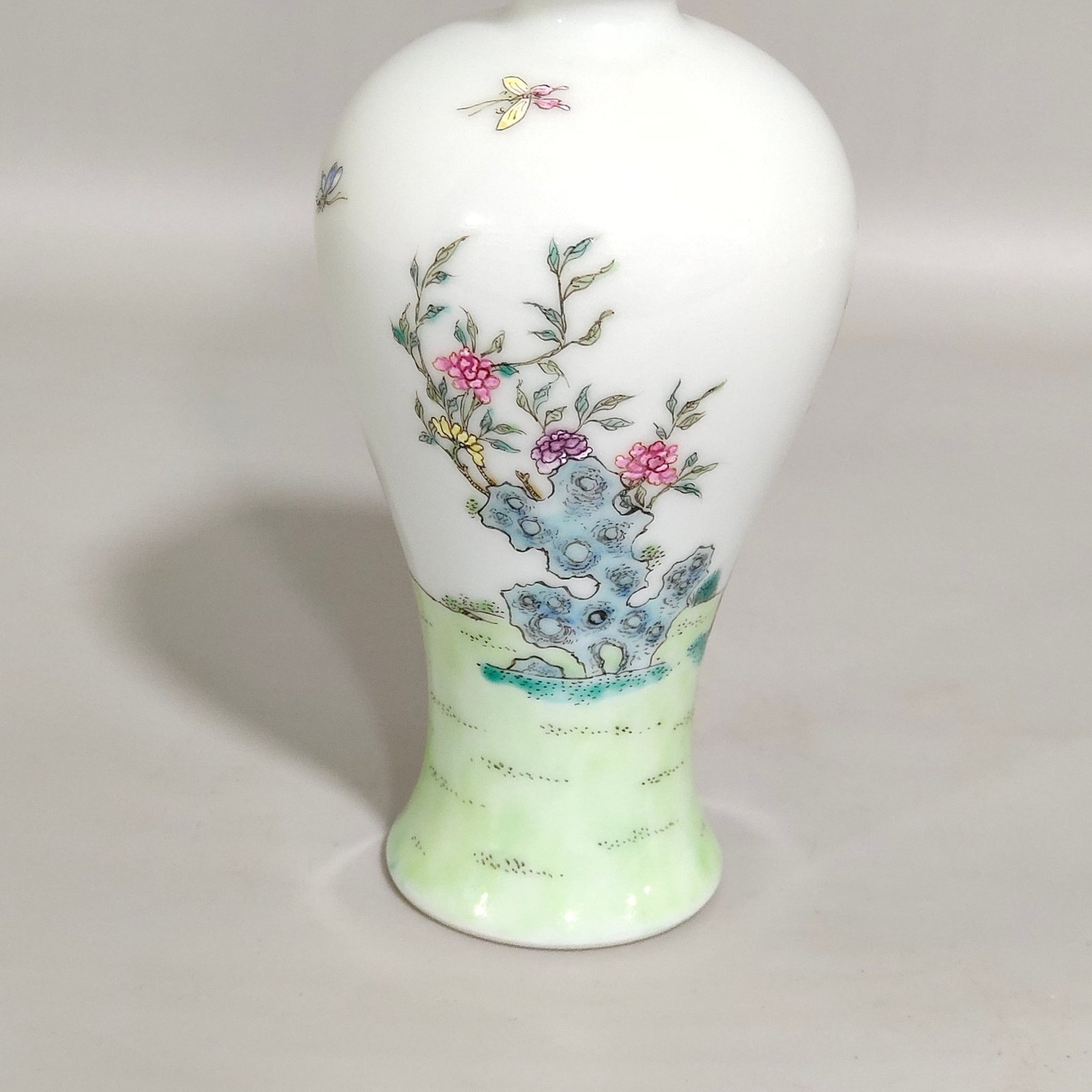 Qing Dynasty Qianlong character story plum vase