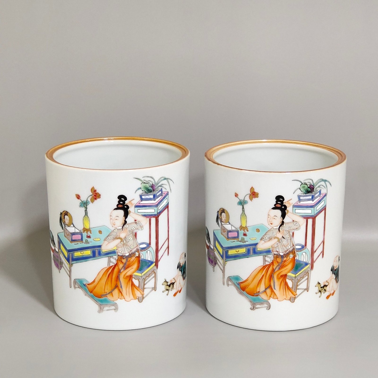 Qing Dynasty Qianlong character story dressing picture pen holder