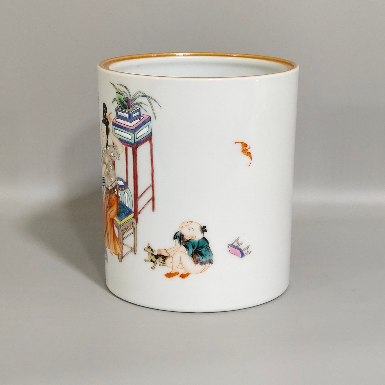 Qing Dynasty Qianlong character story dressing picture pen holder