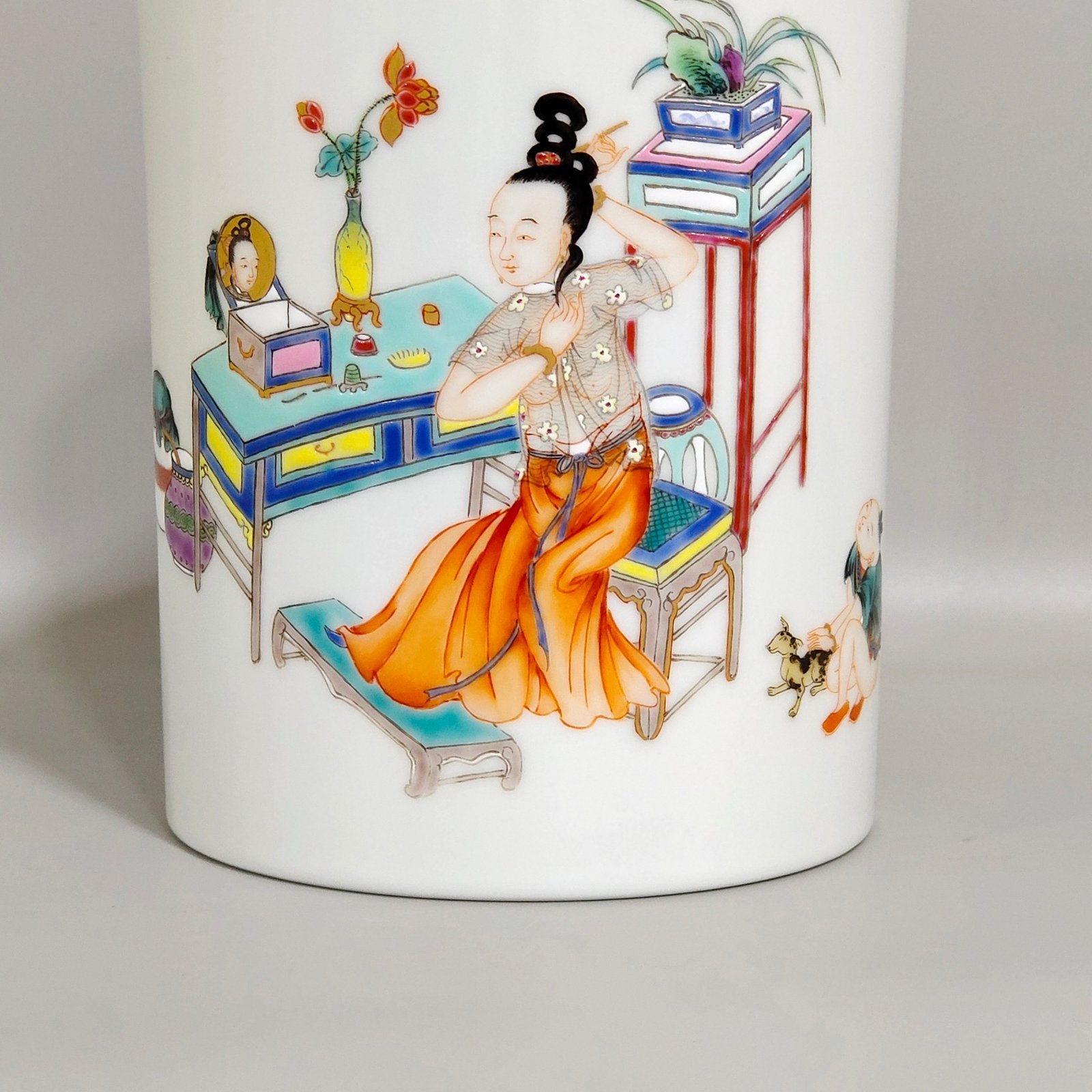 Qing Dynasty Qianlong character story dressing picture pen holder
