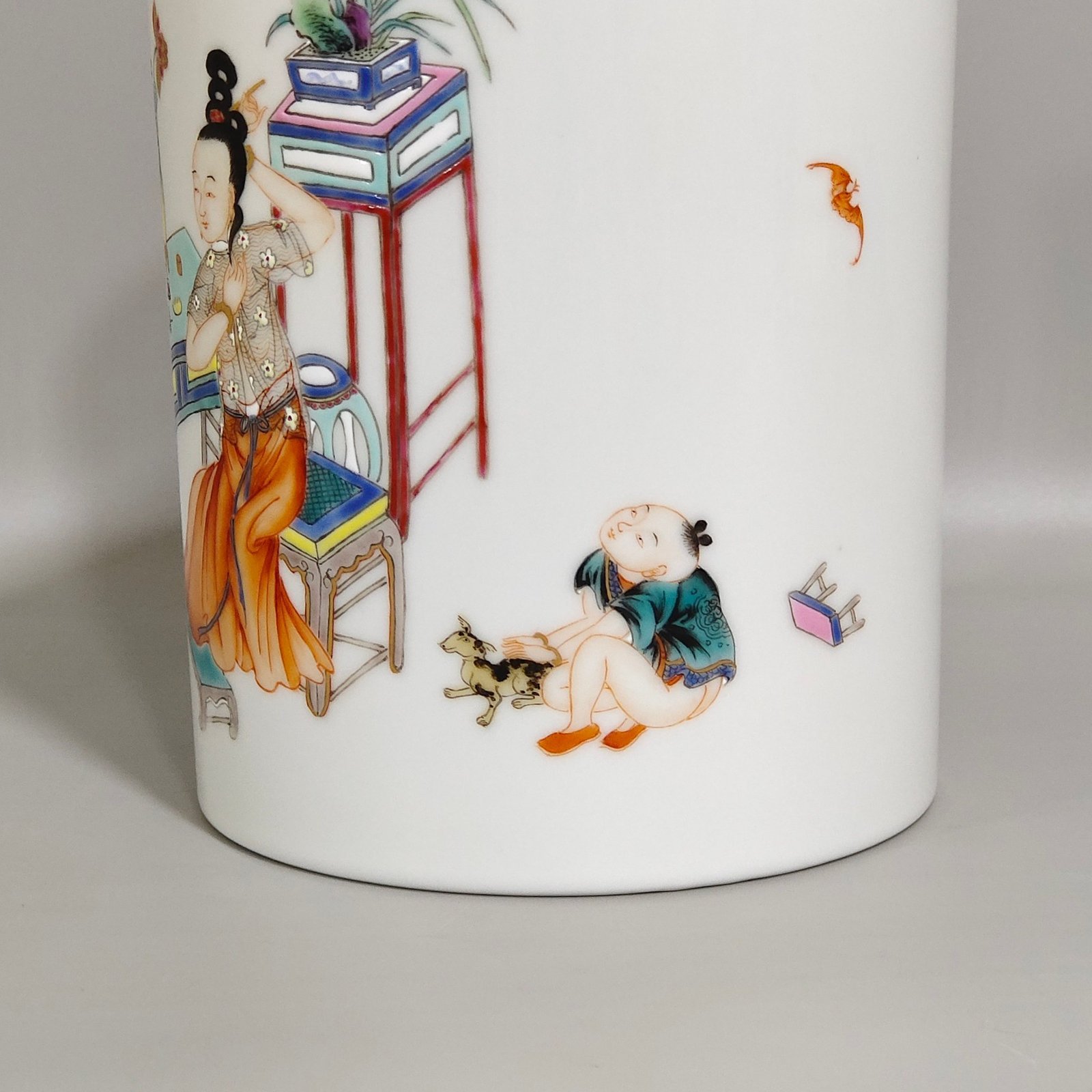 Qing Dynasty Qianlong character story dressing picture pen holder