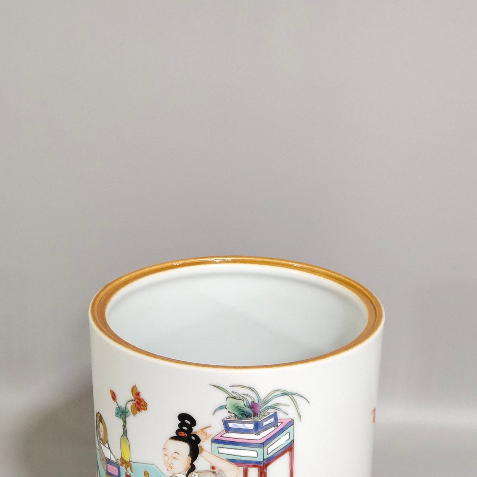Qing Dynasty Qianlong character story dressing picture pen holder
