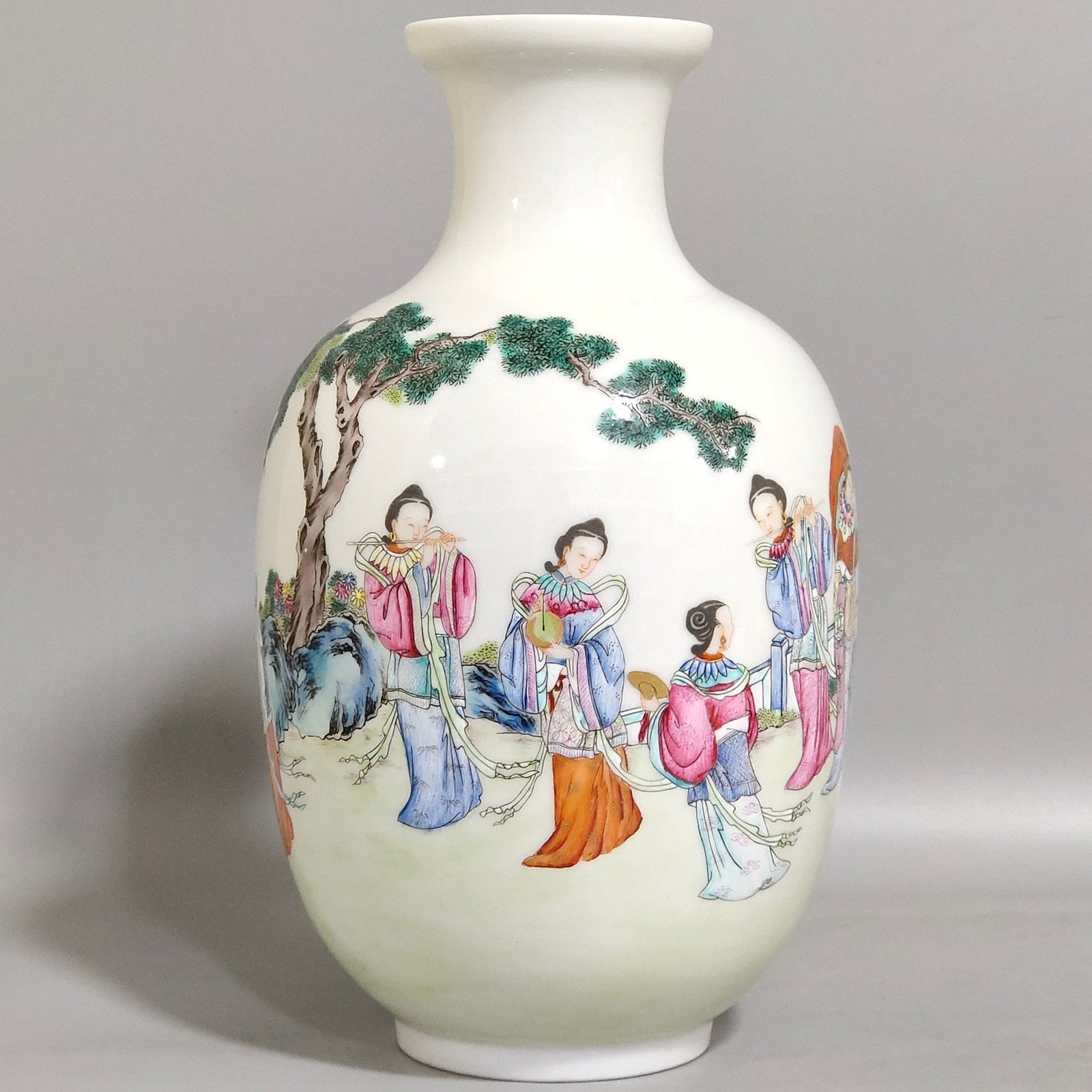 Qing Dynasty Qianlong character story singing and dancing vase
