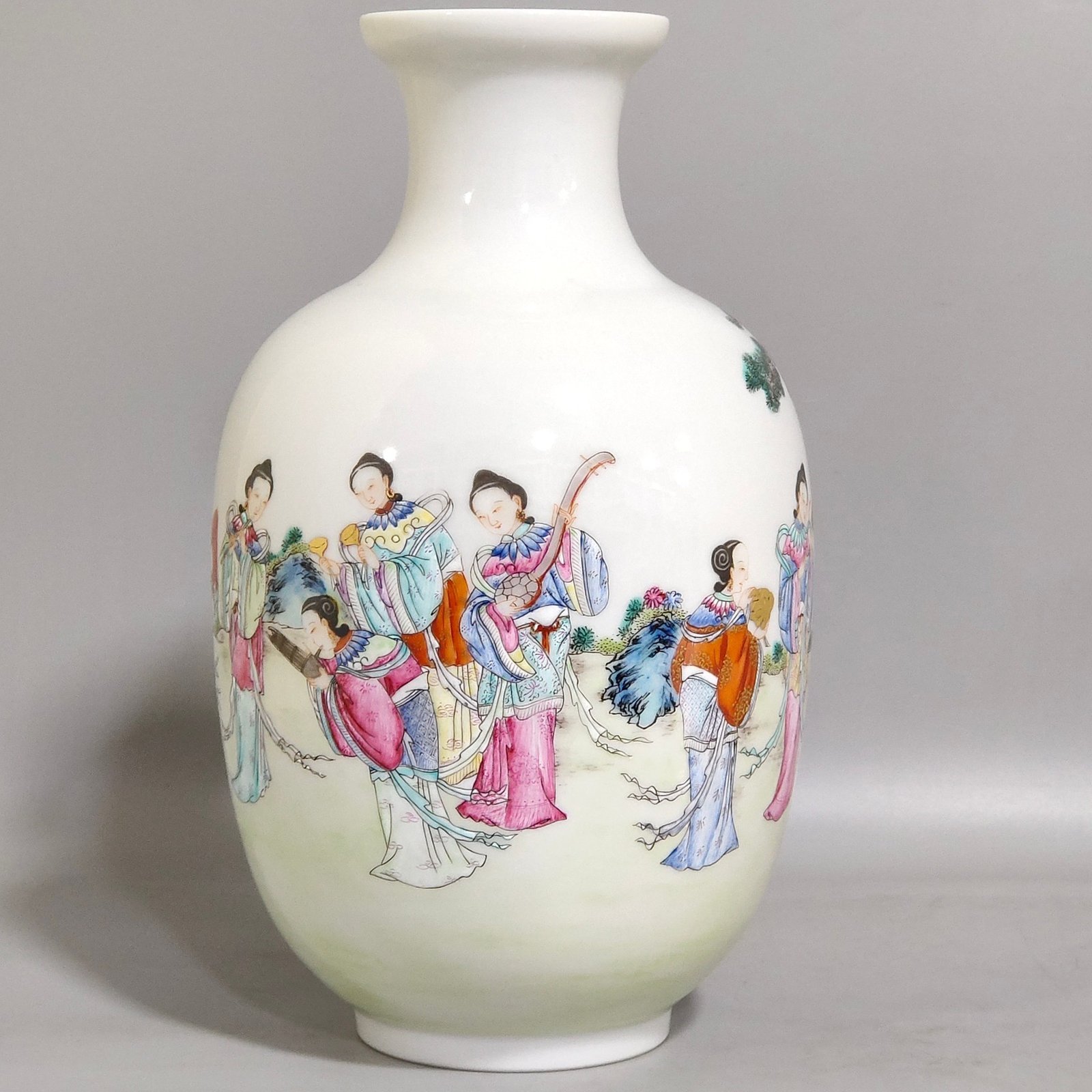Qing Dynasty Qianlong character story singing and dancing vase