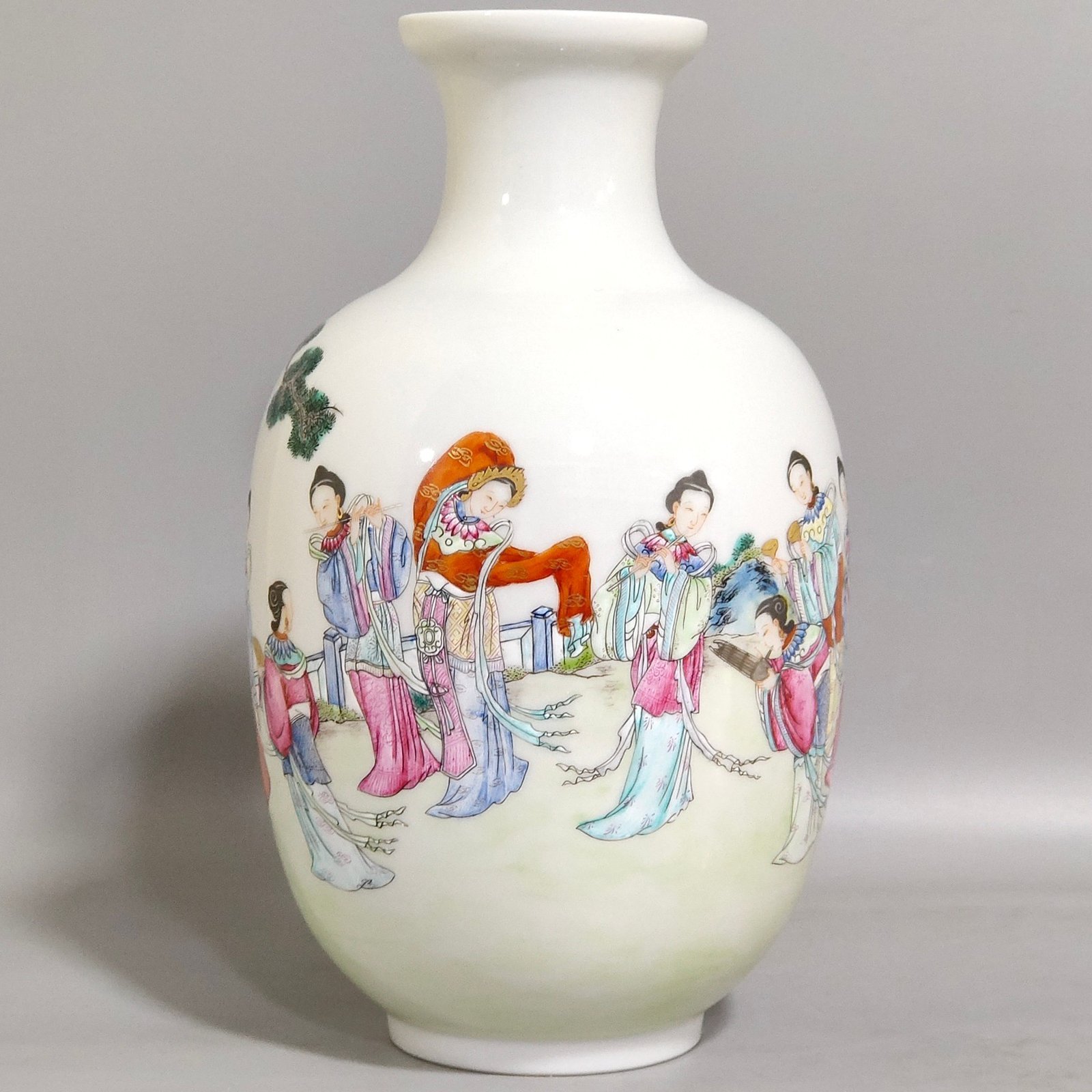 Qing Dynasty Qianlong character story singing and dancing vase