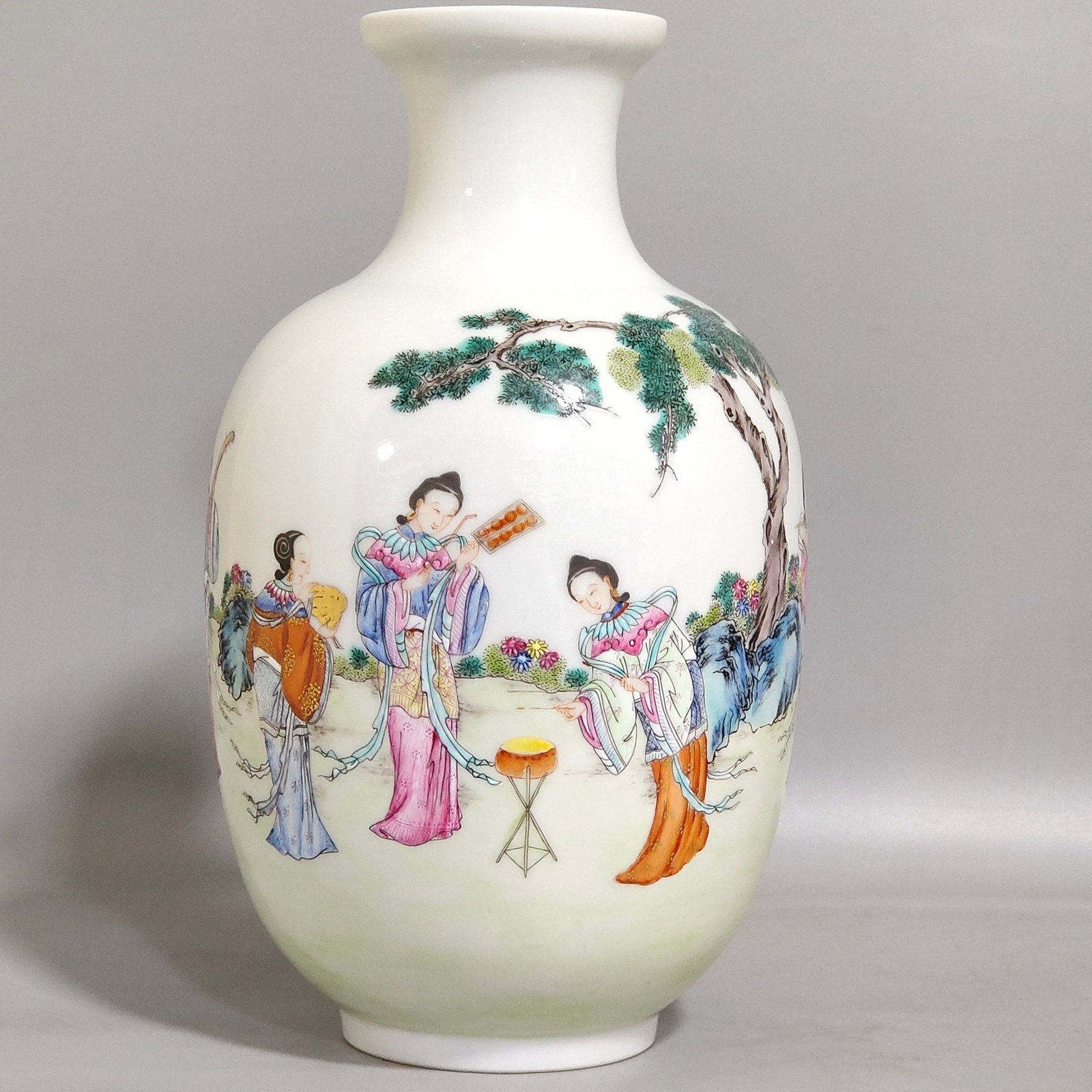 Qing Dynasty Qianlong character story singing and dancing vase