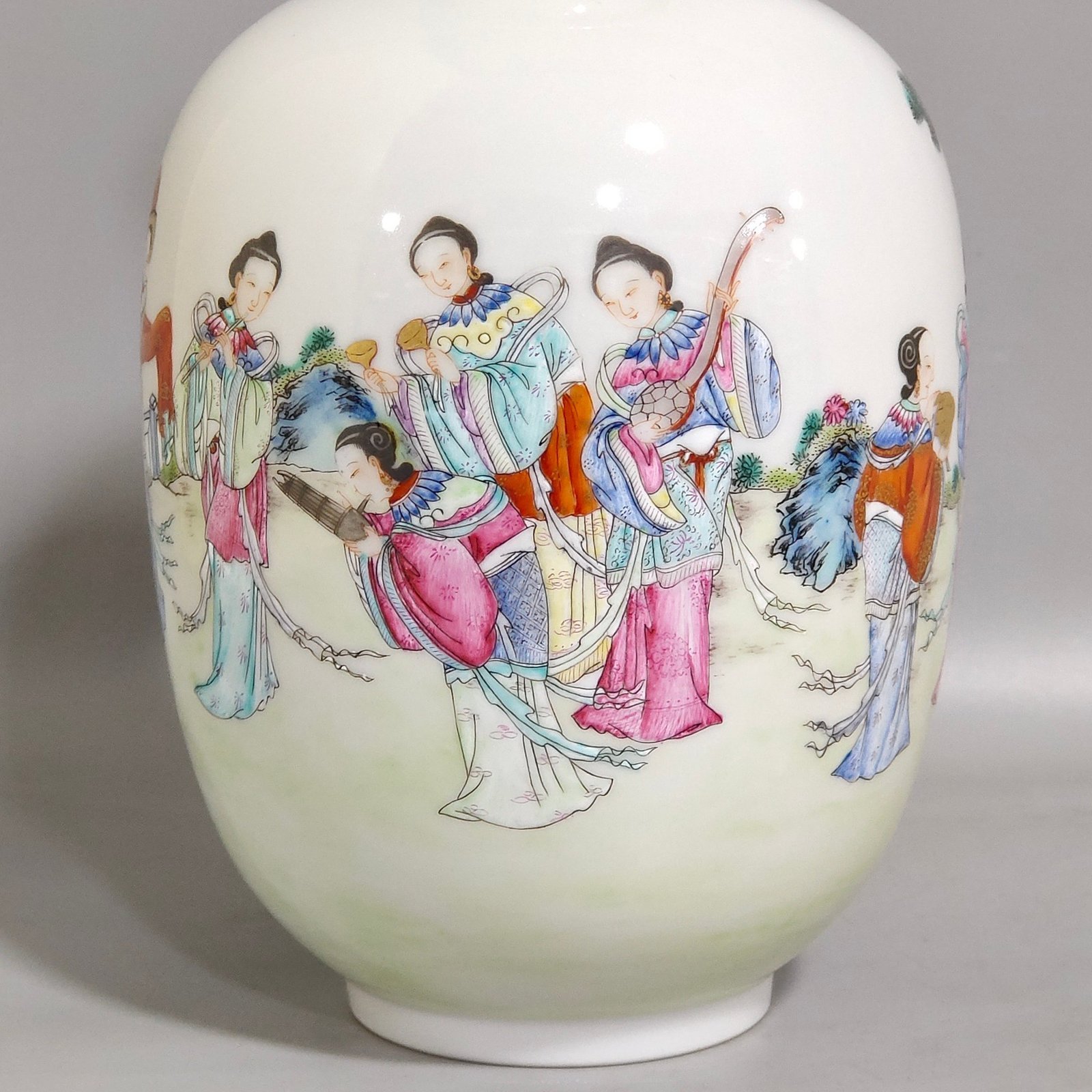 Qing Dynasty Qianlong character story singing and dancing vase