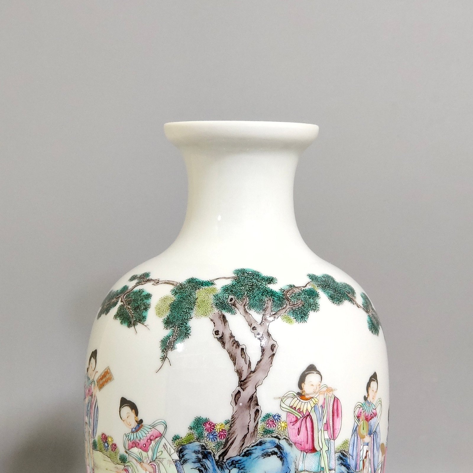 Qing Dynasty Qianlong character story singing and dancing vase