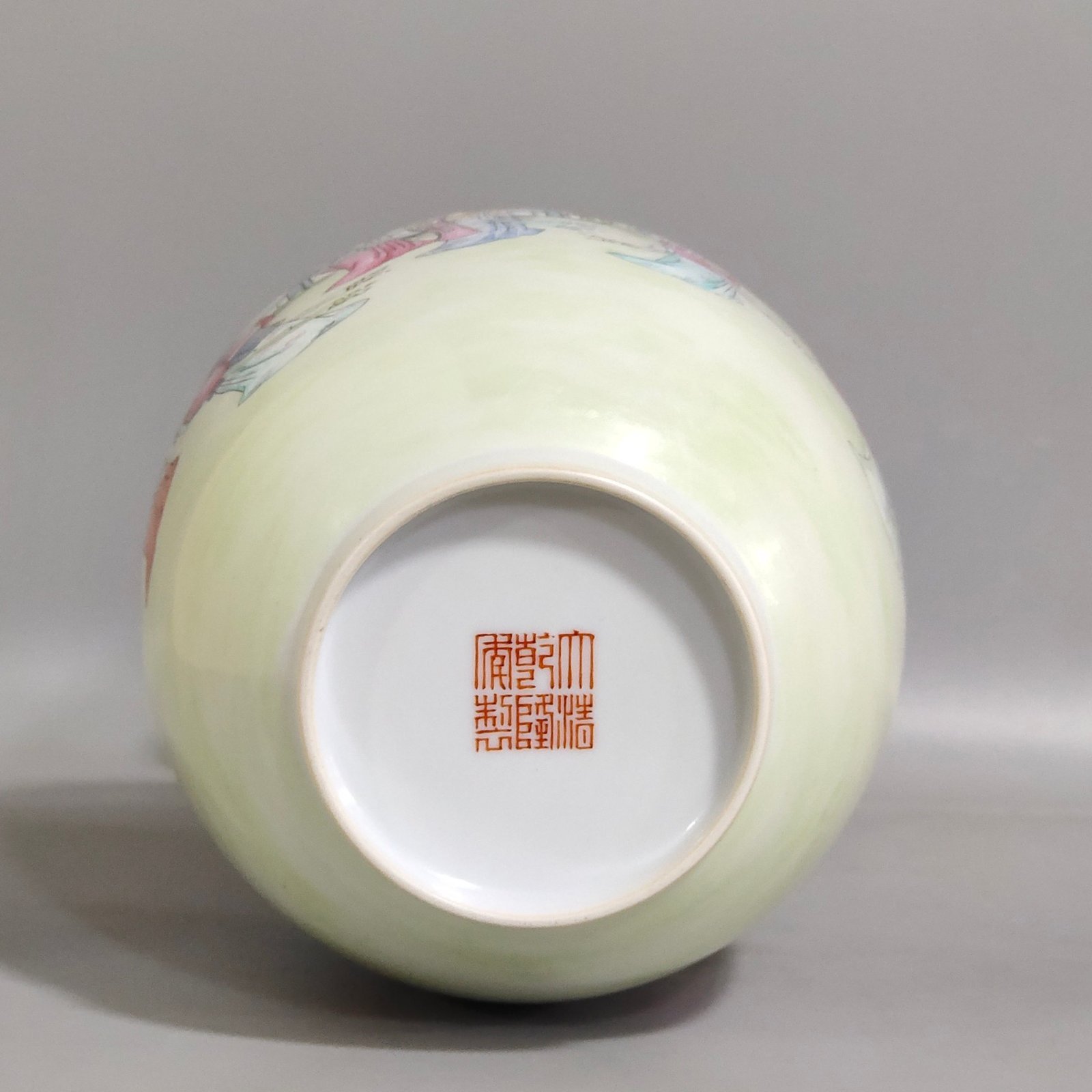 Qing Dynasty Qianlong character story singing and dancing vase