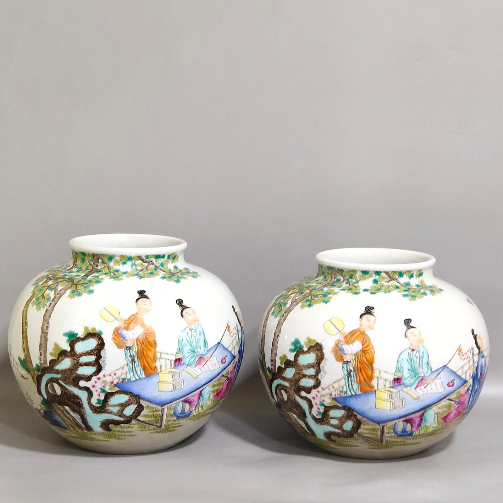 Qing Dynasty Qianlong character story jar