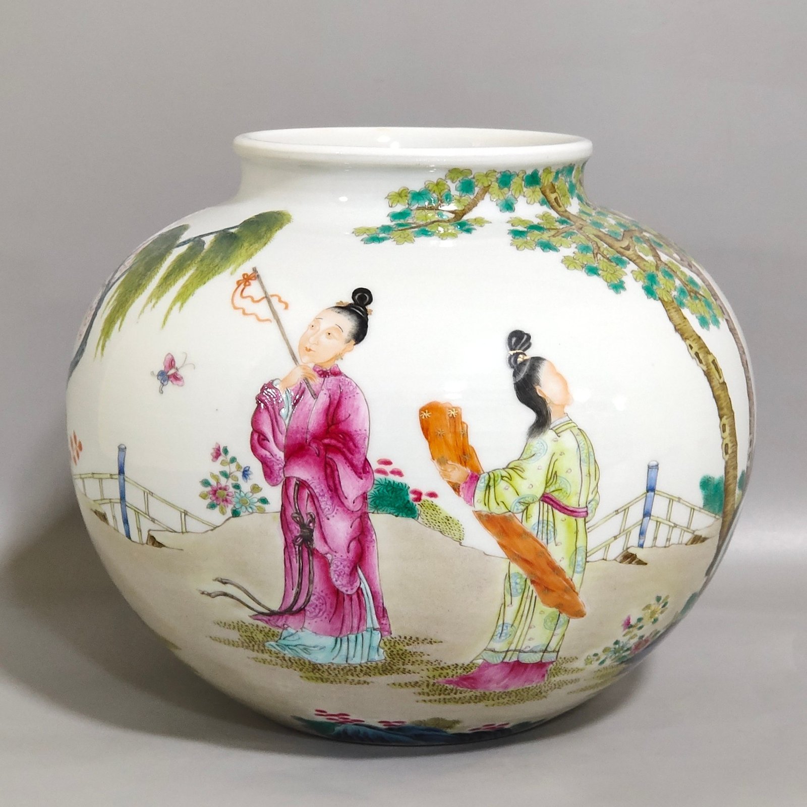 Qing Dynasty Qianlong character story jar