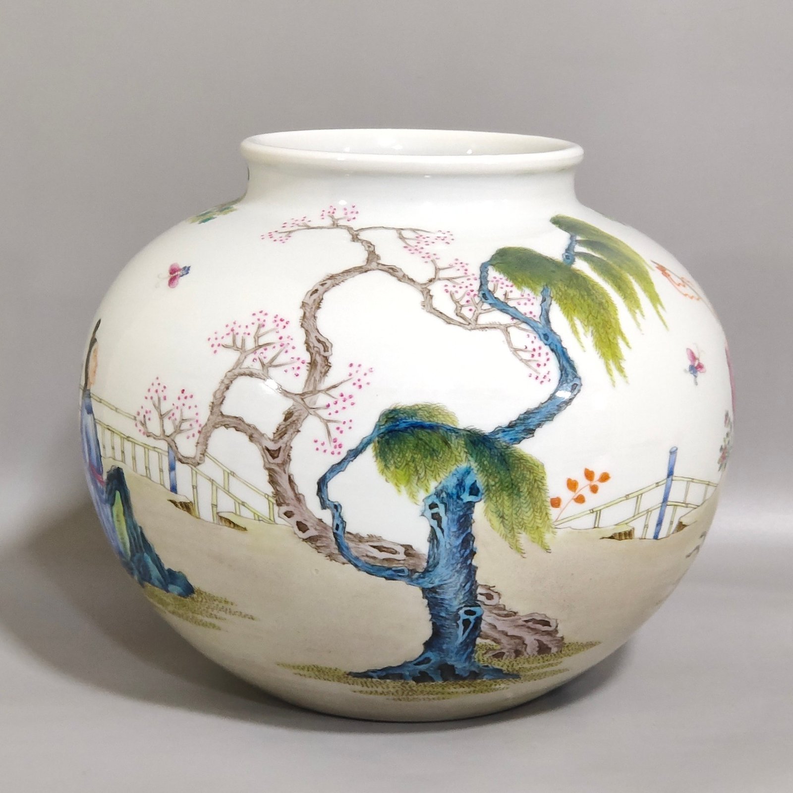 Qing Dynasty Qianlong character story jar