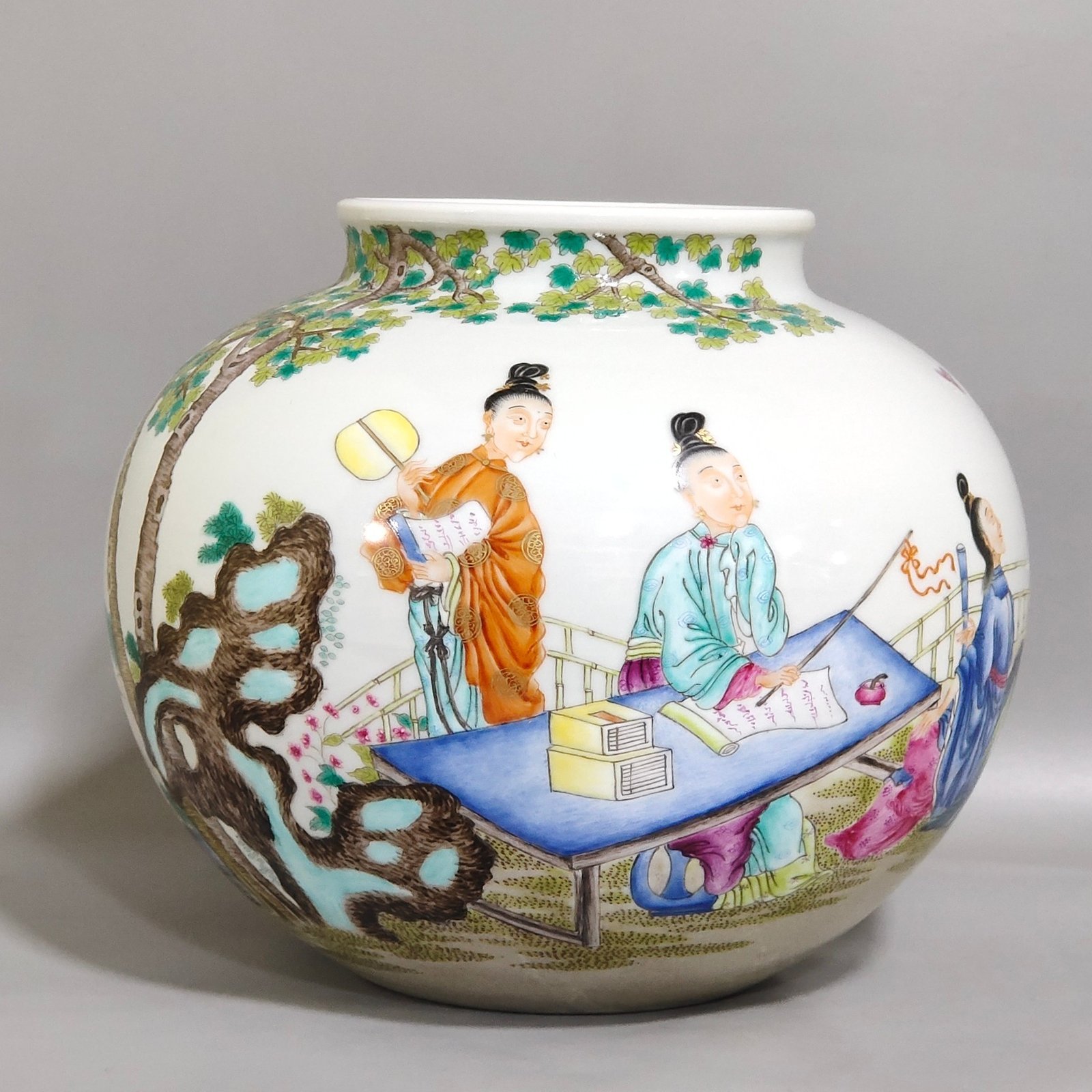 Qing Dynasty Qianlong character story jar