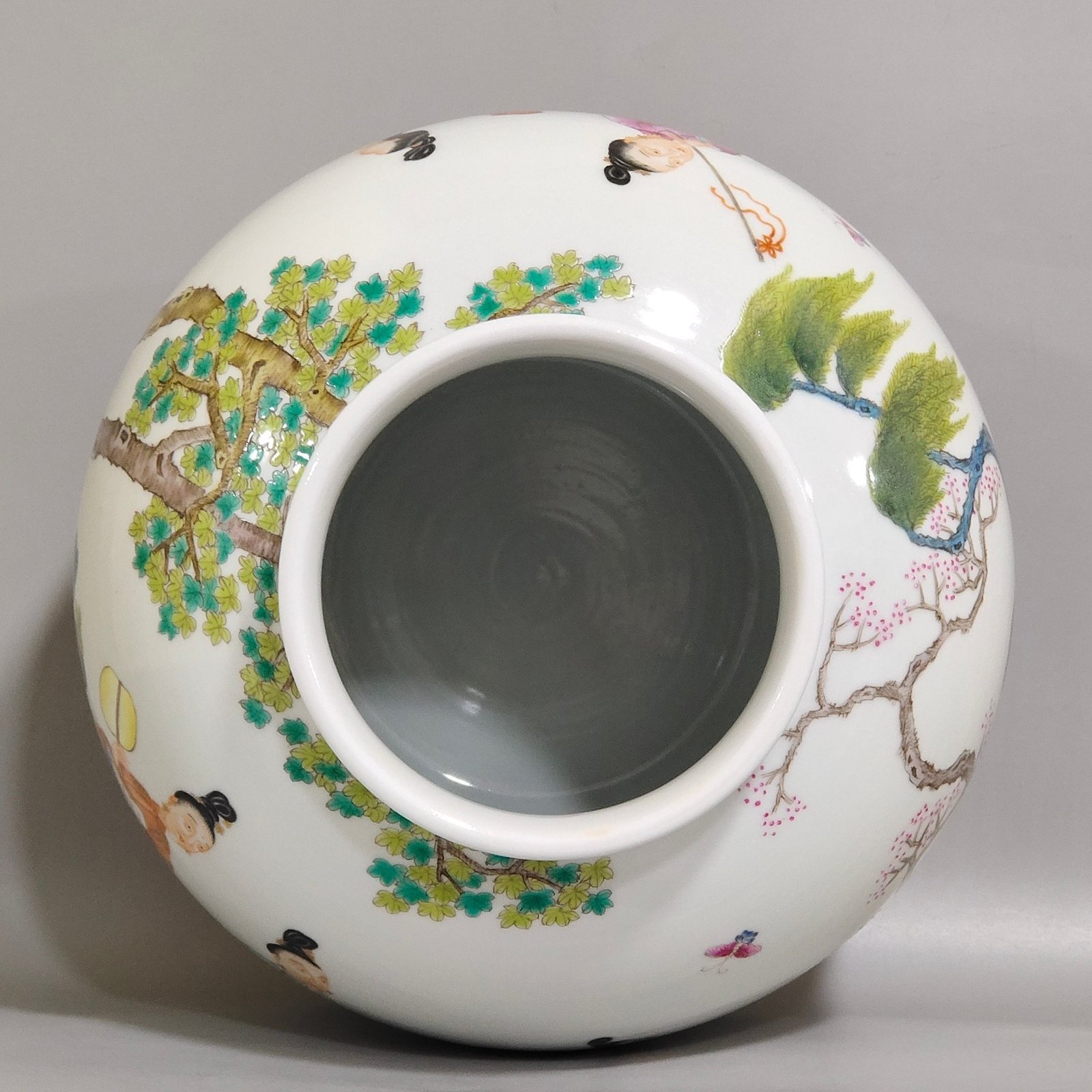 Qing Dynasty Qianlong character story jar