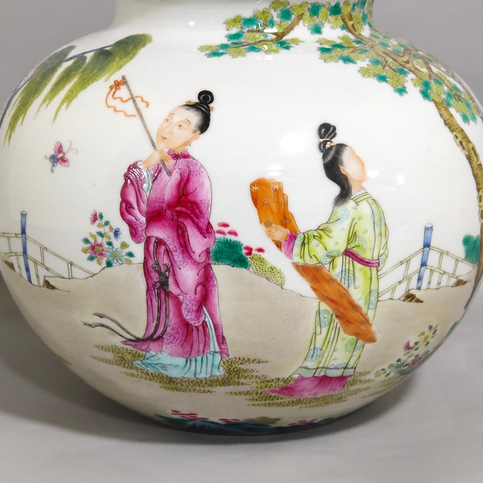 Qing Dynasty Qianlong character story jar