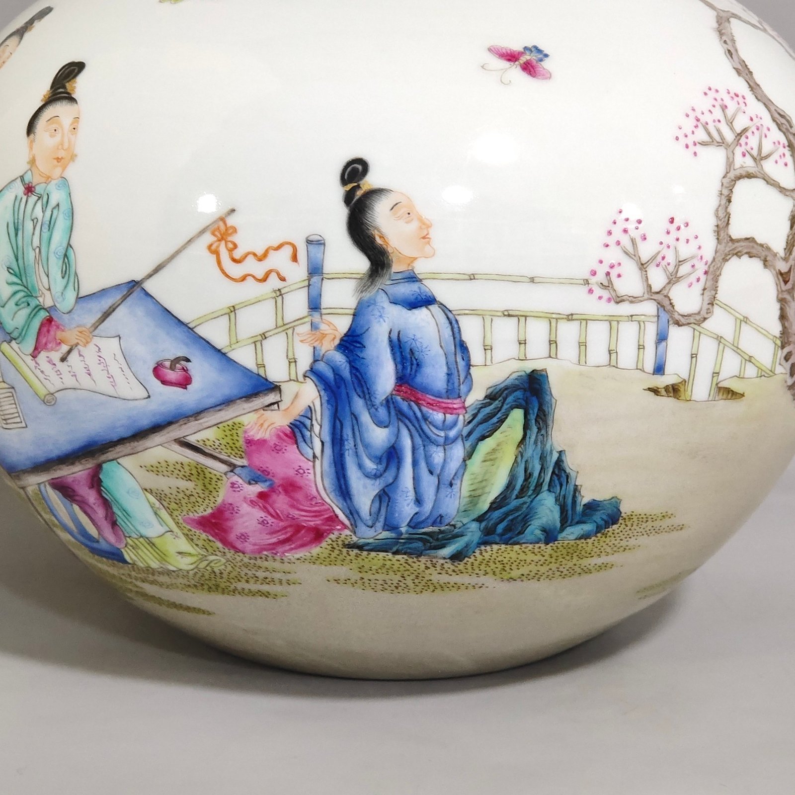Qing Dynasty Qianlong character story jar