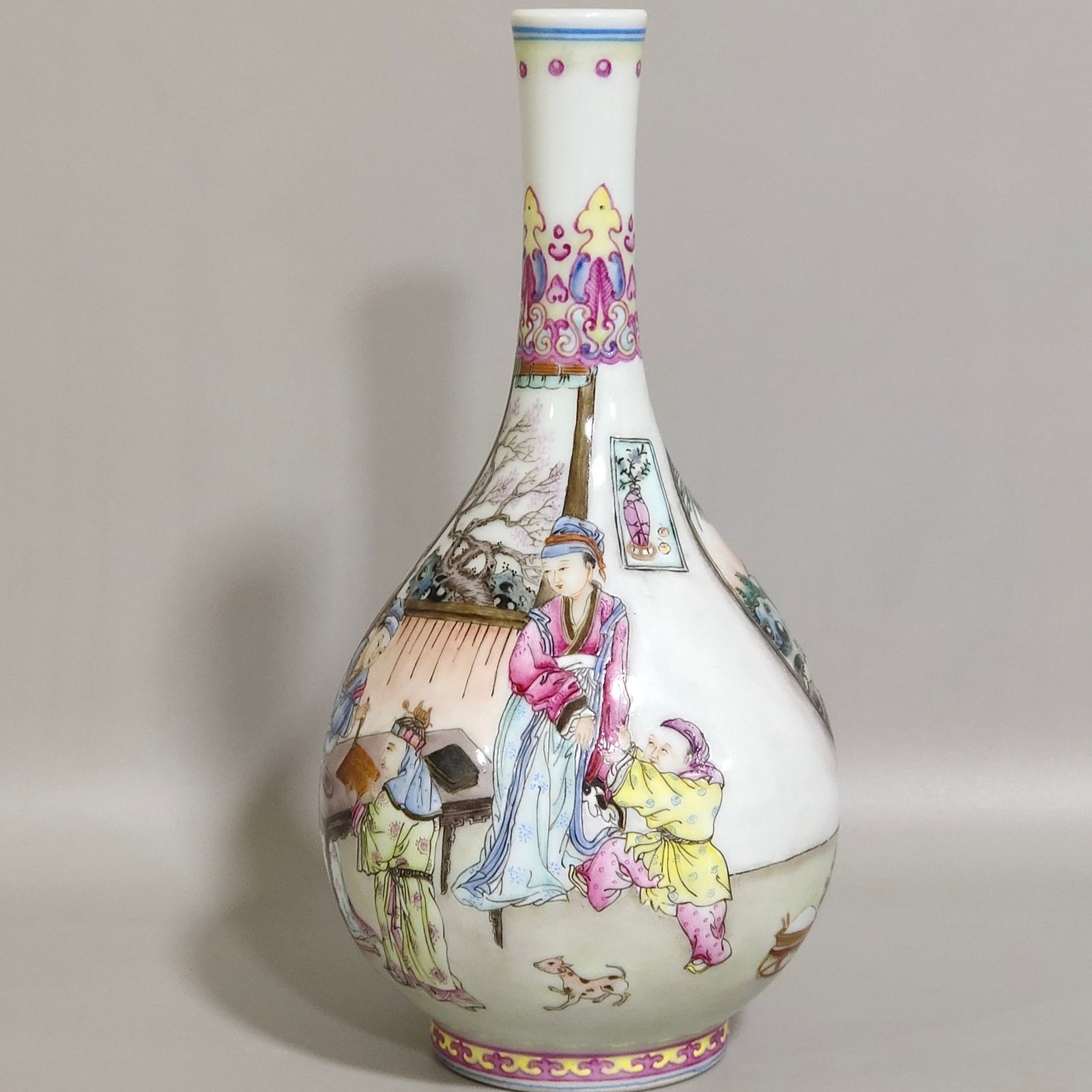 Qing Dynasty Qianlong character story vase