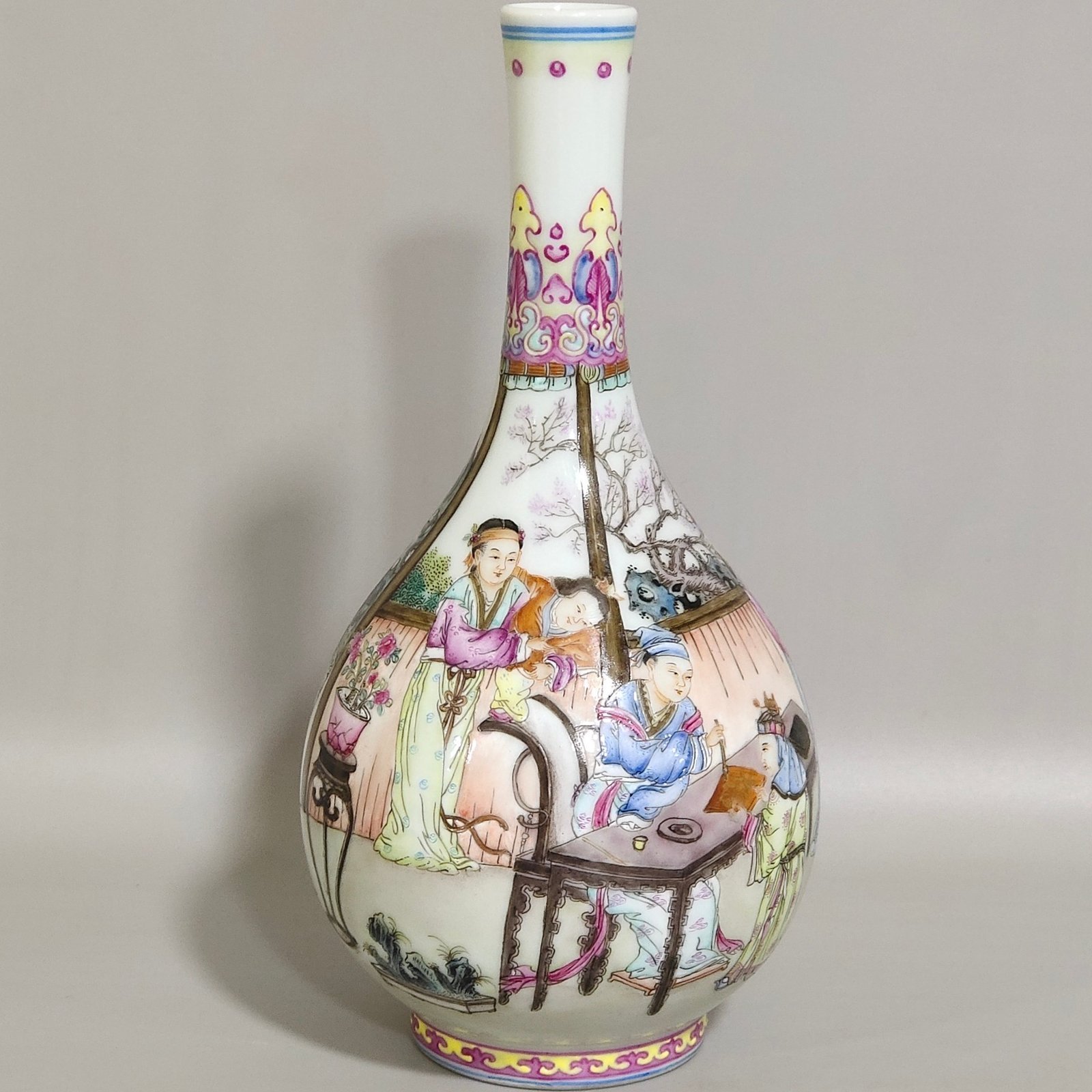 Qing Dynasty Qianlong character story vase