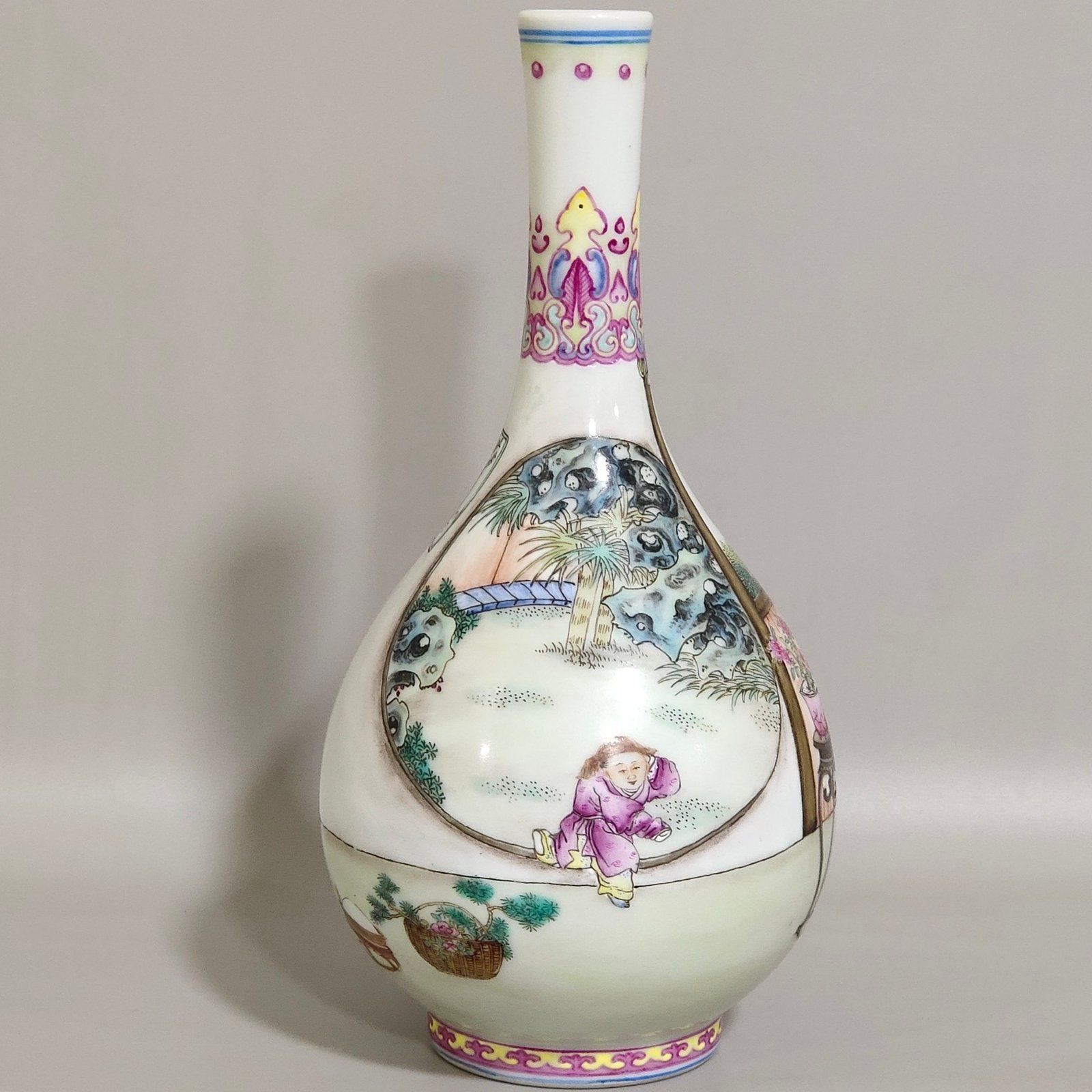Qing Dynasty Qianlong character story vase