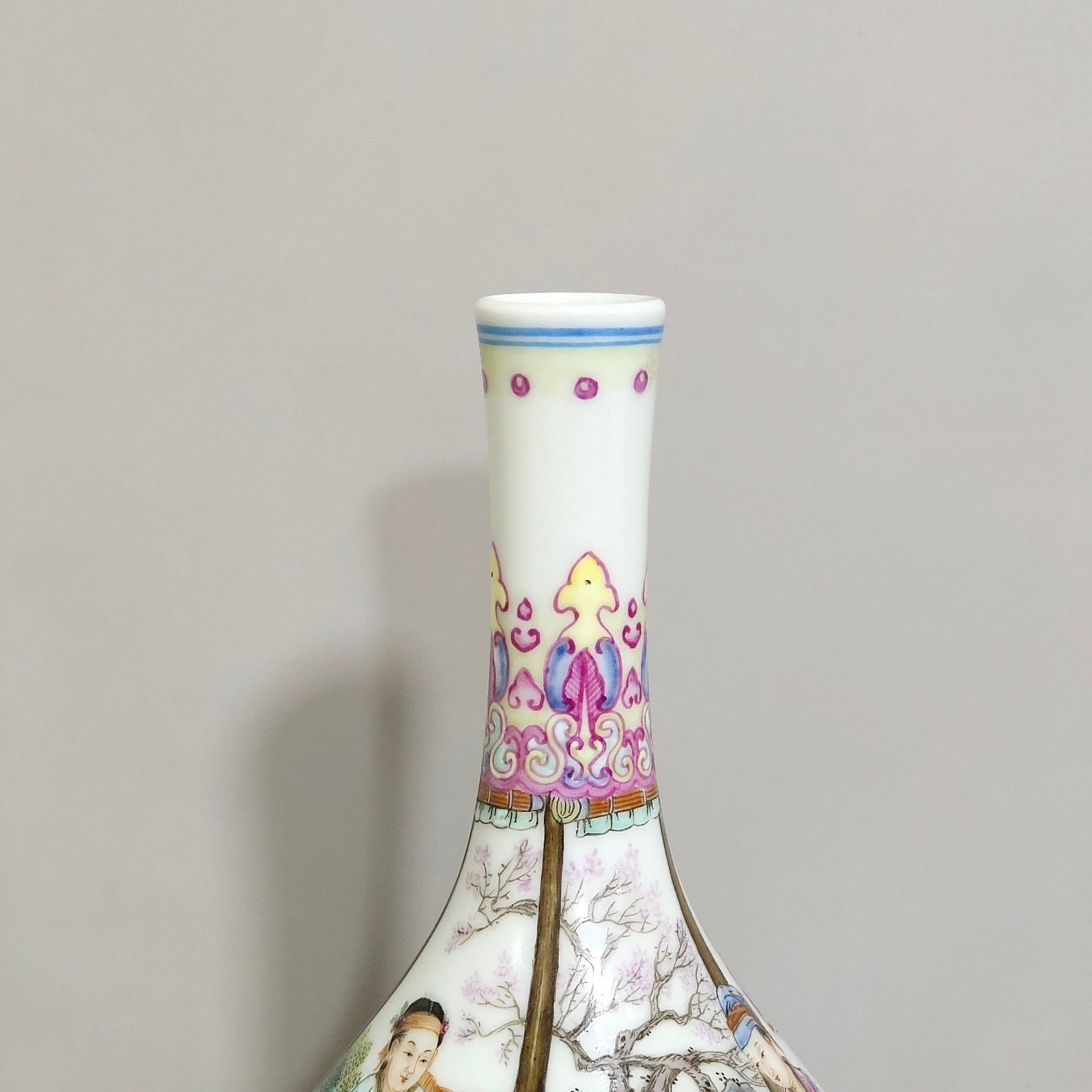 Qing Dynasty Qianlong character story vase