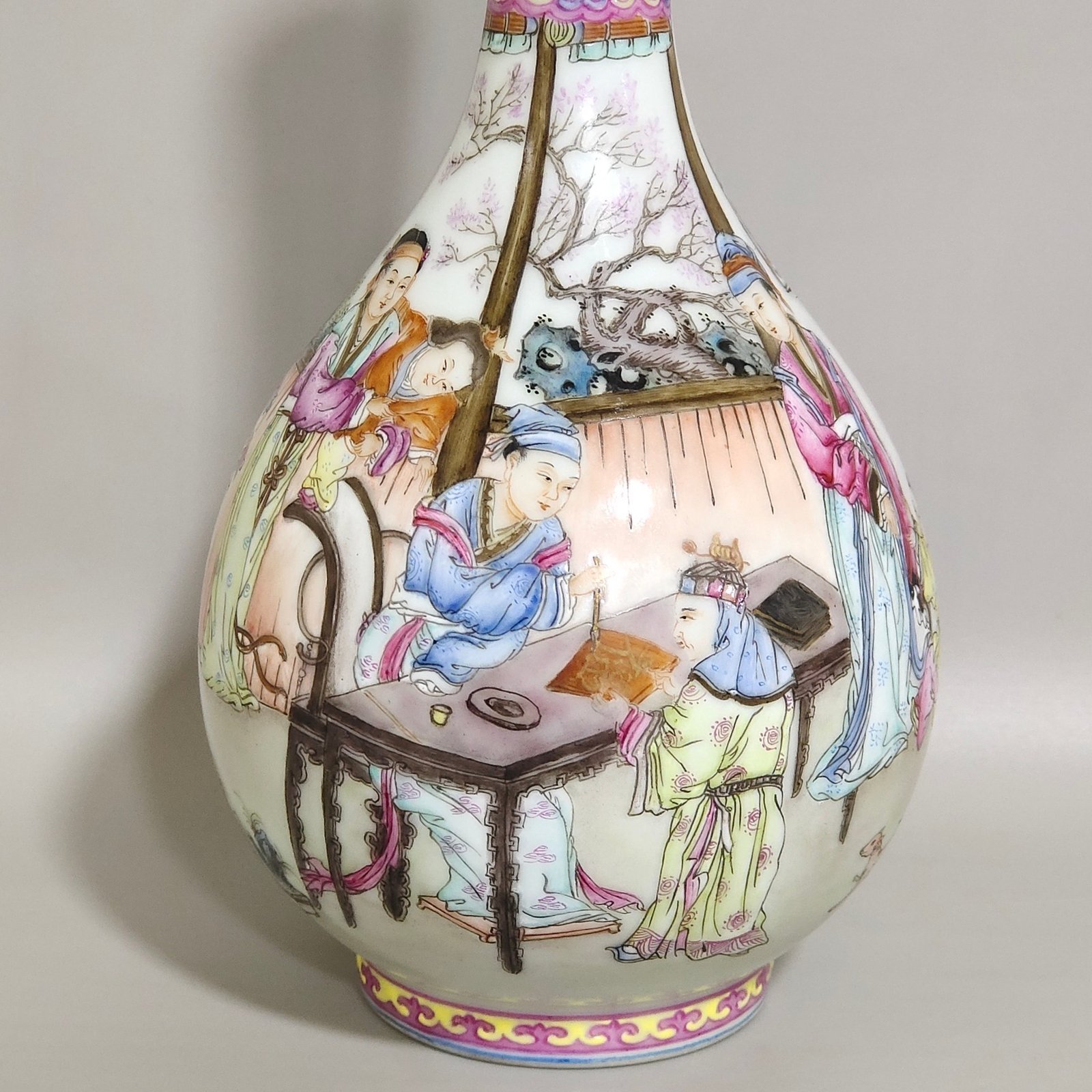 Qing Dynasty Qianlong character story vase