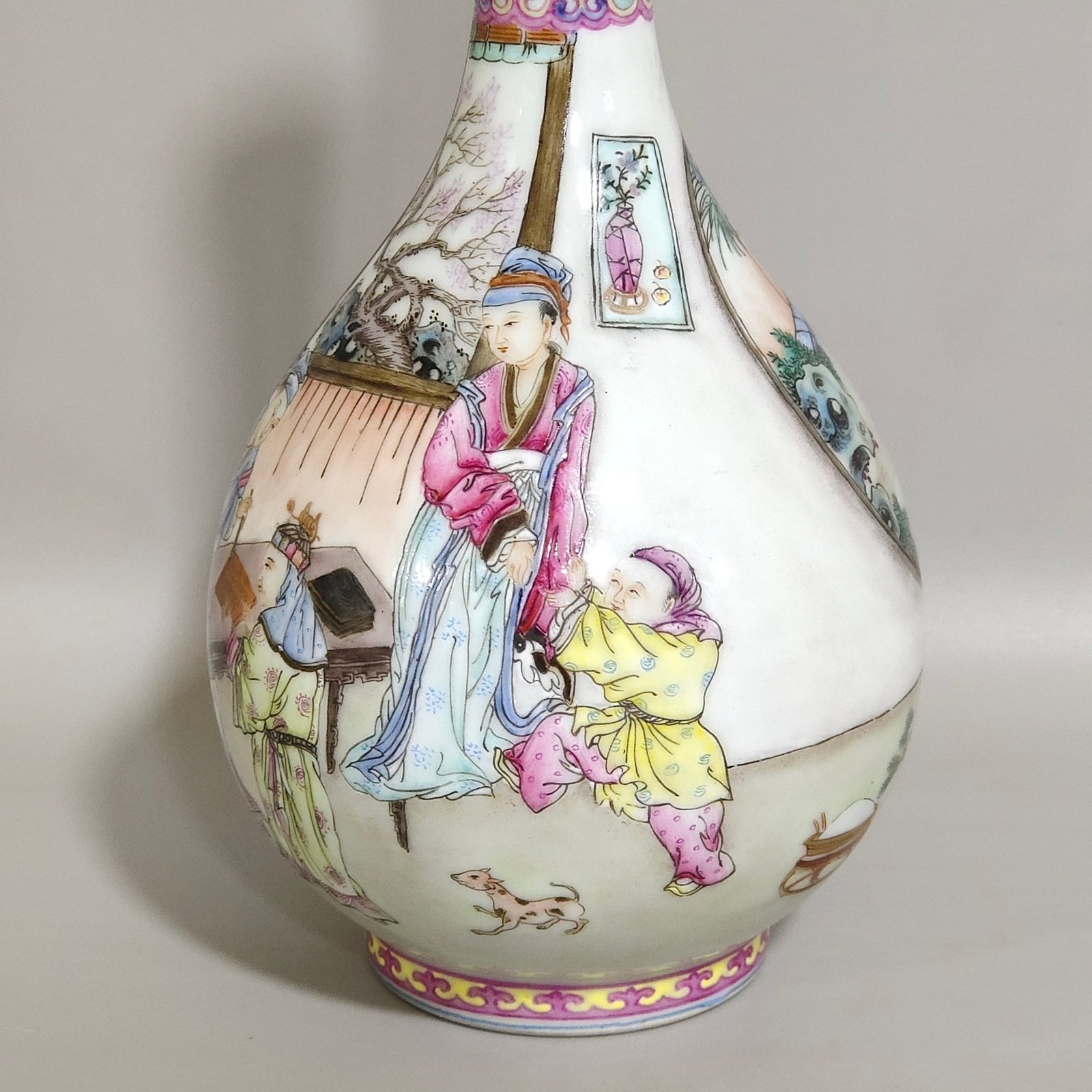 Qing Dynasty Qianlong character story vase