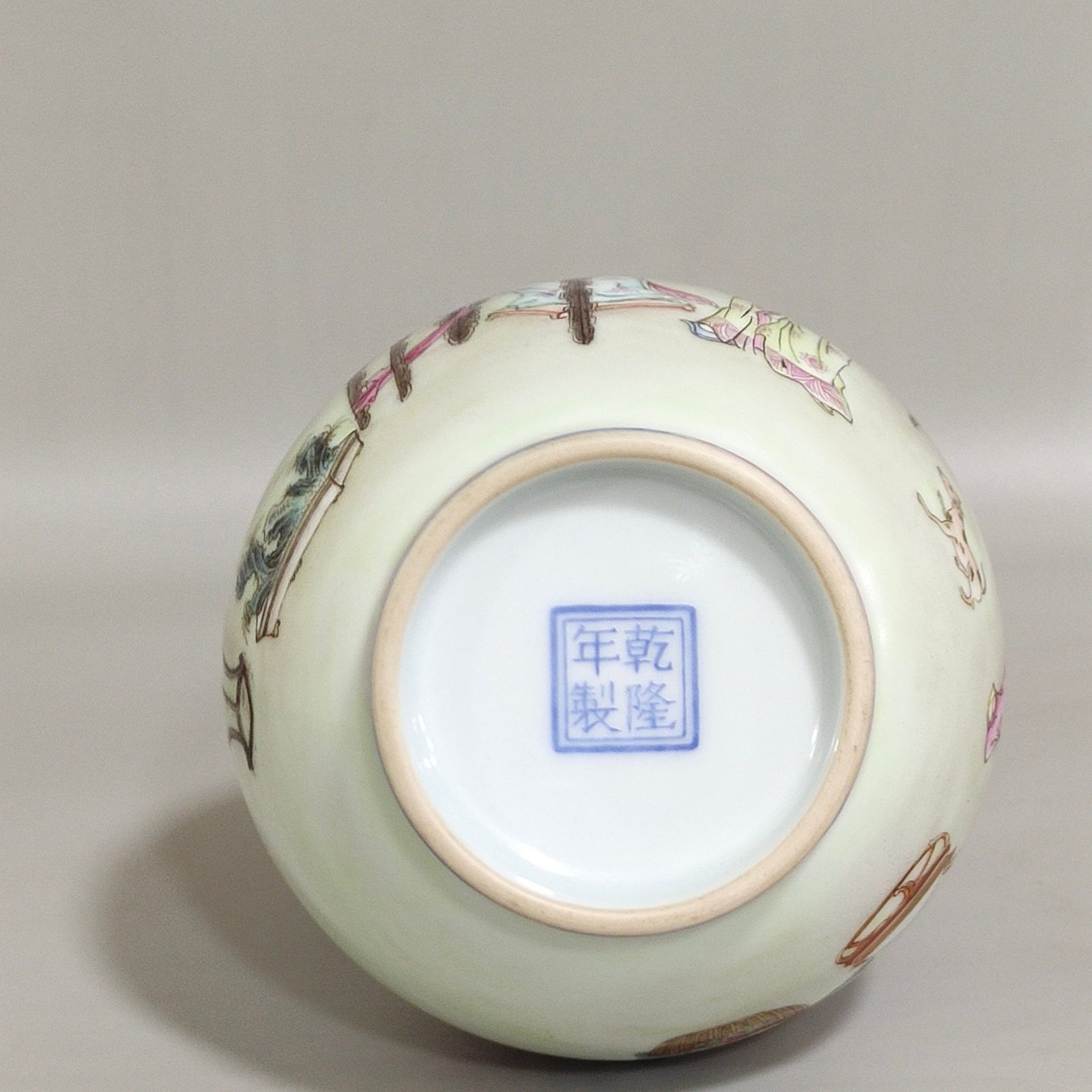 Qing Dynasty Qianlong character story vase