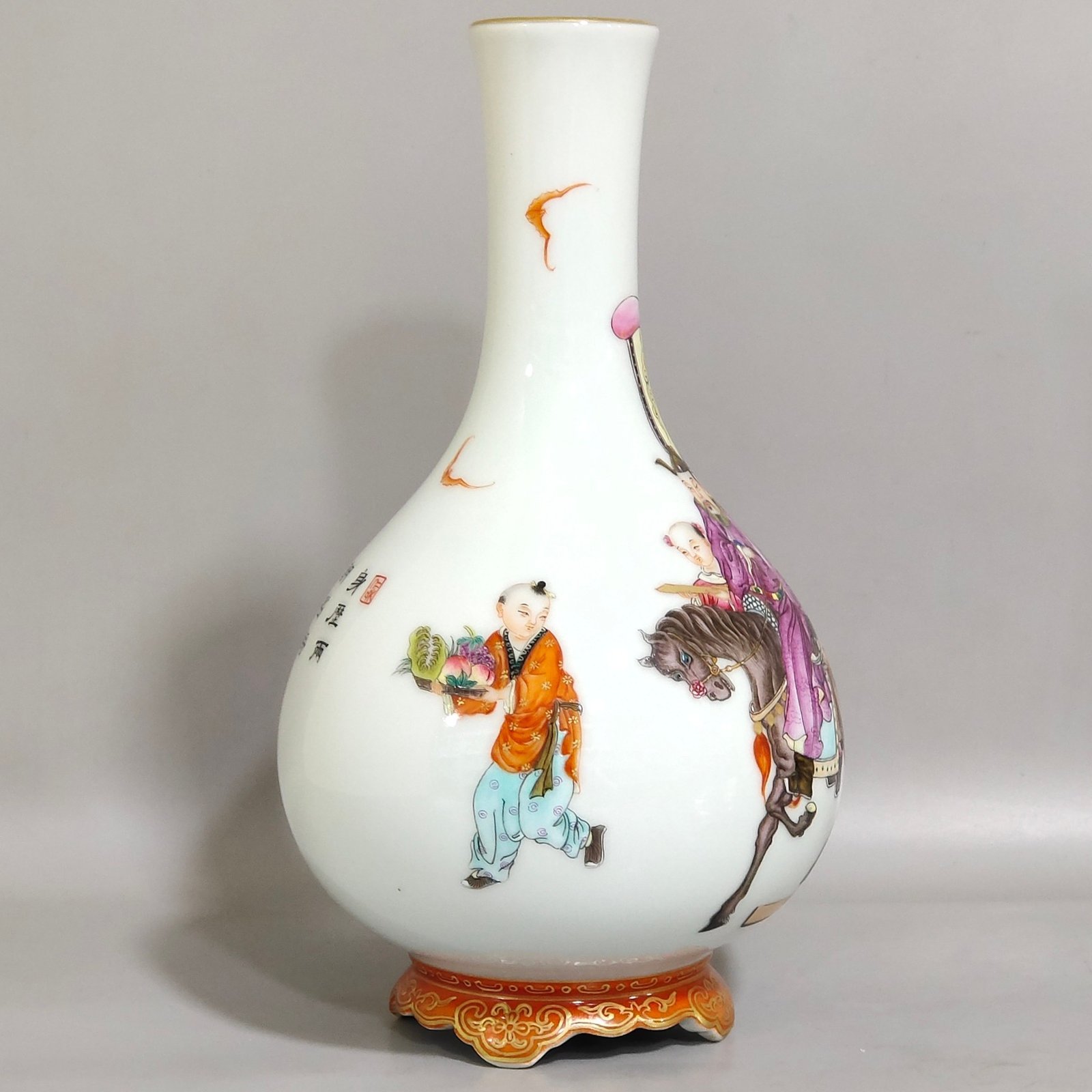 Qing Dynasty Qianlong character story vase