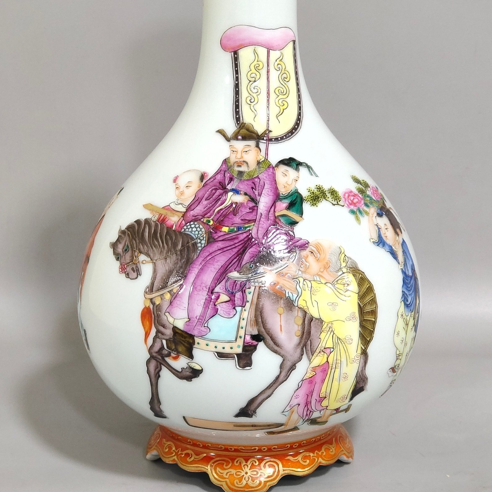 Qing Dynasty Qianlong character story vase