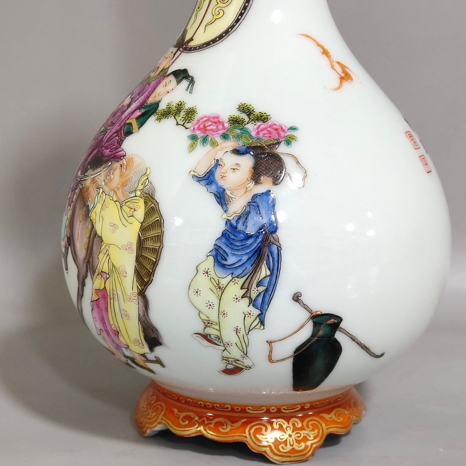 Qing Dynasty Qianlong character story vase