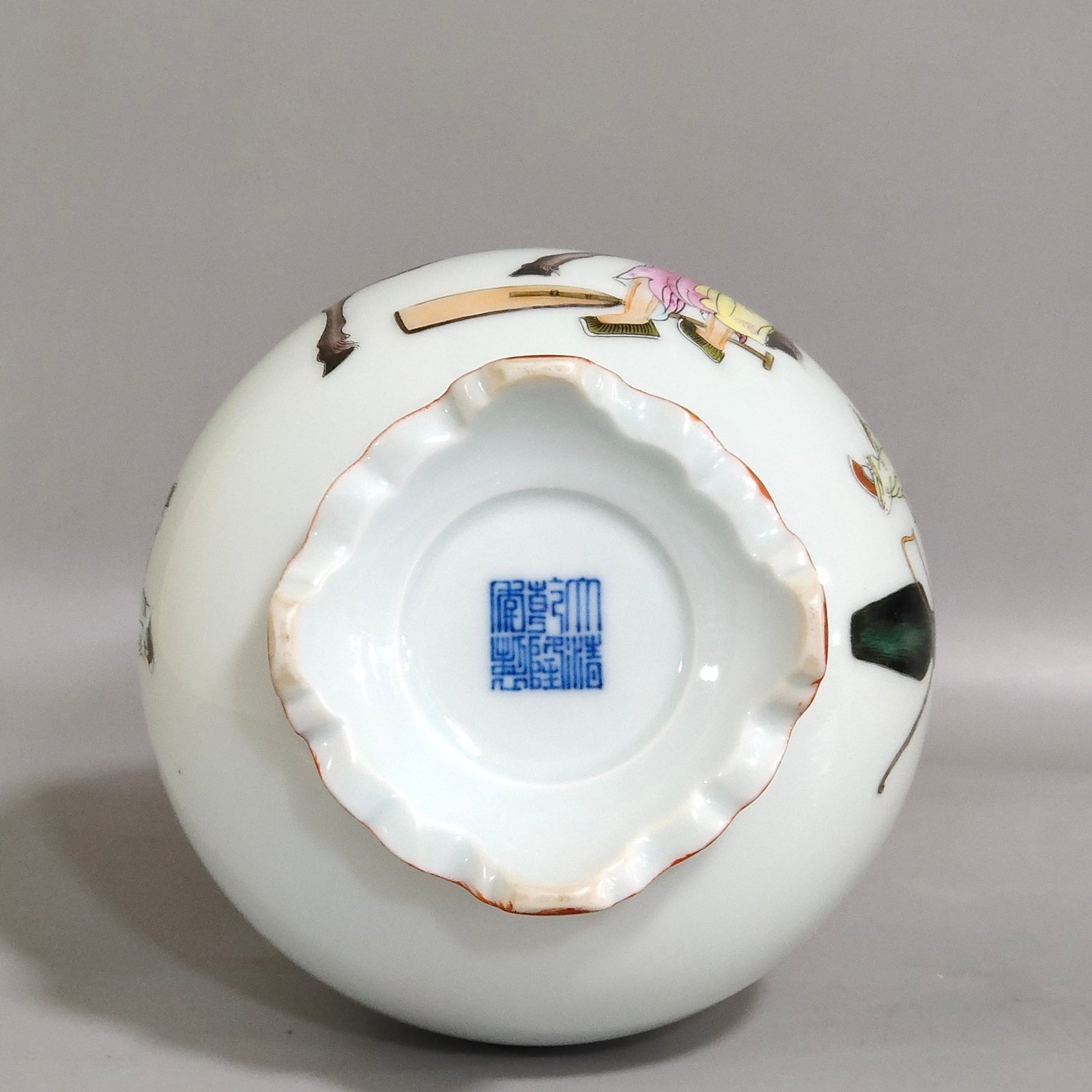 Qing Dynasty Qianlong character story vase