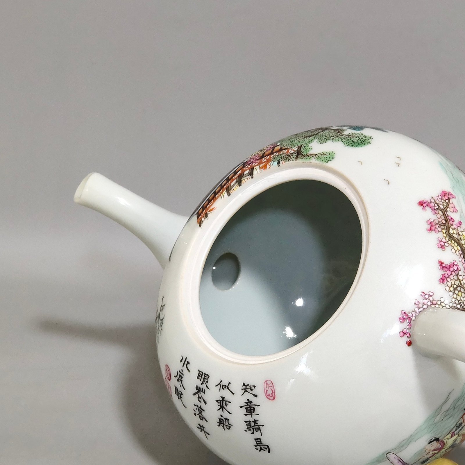 Qing Dynasty Qianlong character story teapot