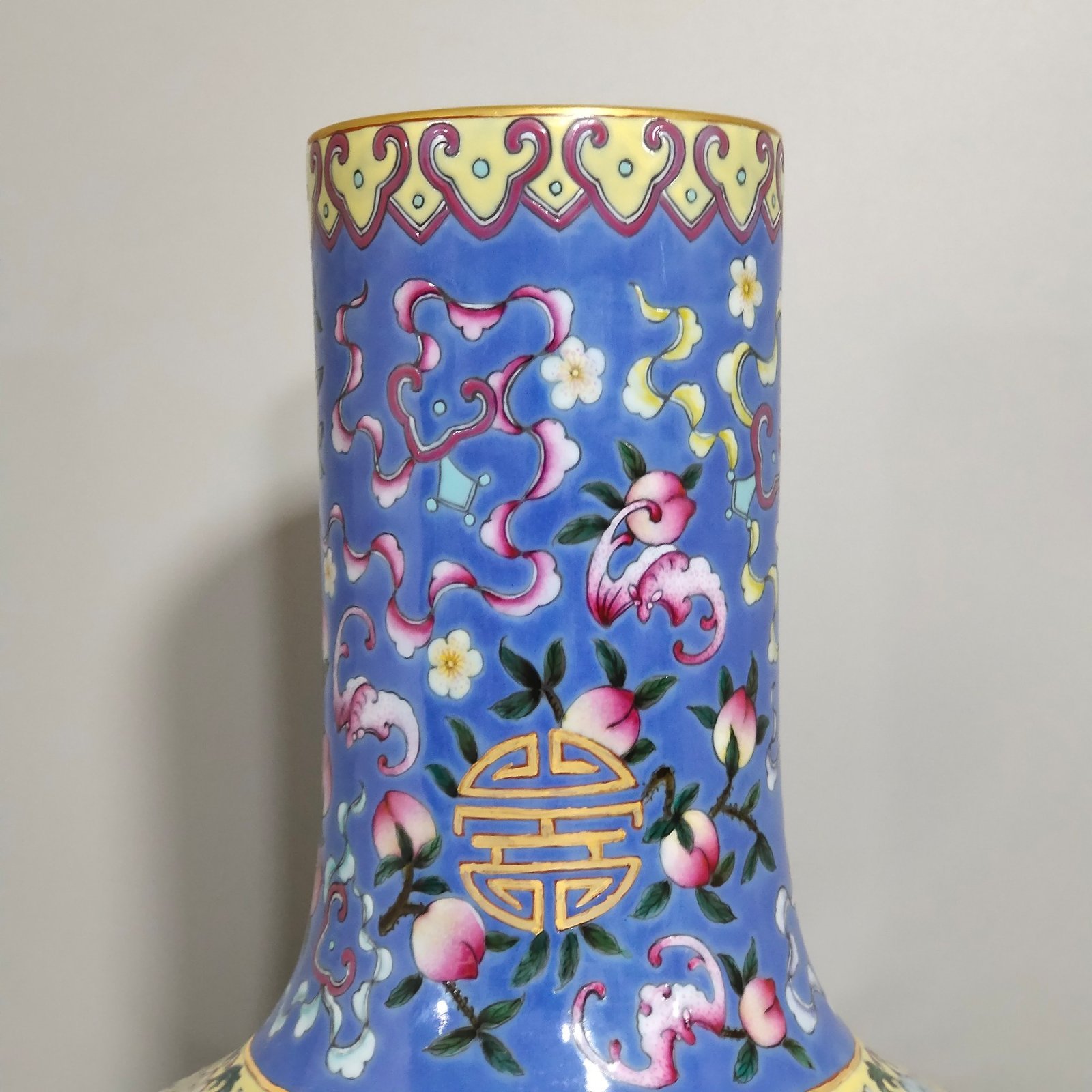 Qing Dynasty Qianlong story blue-dyed celestial sphere vase