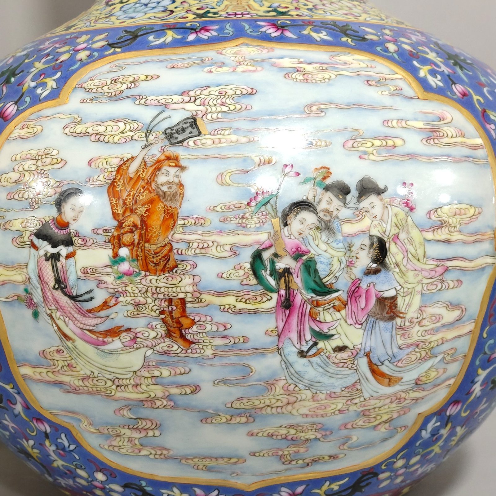 Qing Dynasty Qianlong story blue-dyed celestial sphere vase