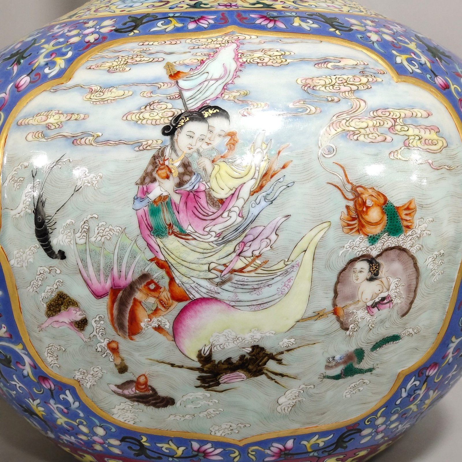 Qing Dynasty Qianlong story blue-dyed celestial sphere vase