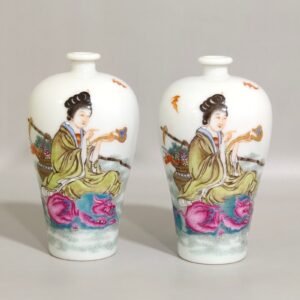 Qing Dynasty Qianlong character story snuff bottle