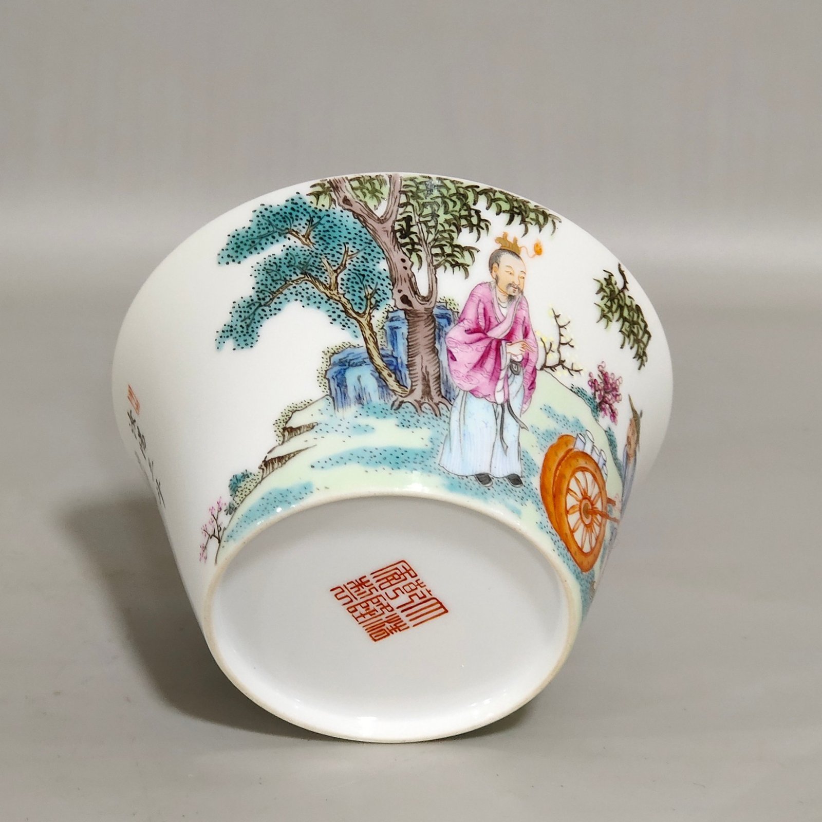 Qing Dynasty Qianlong thin cup with poem written by Ruyang Sandou Figure