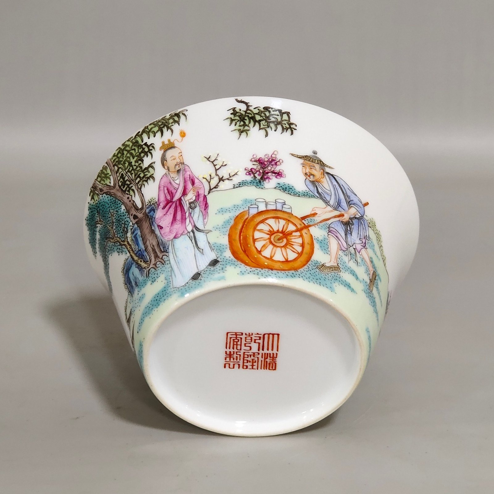 Qing Dynasty Qianlong thin cup with poem written by Ruyang Sandou Figure