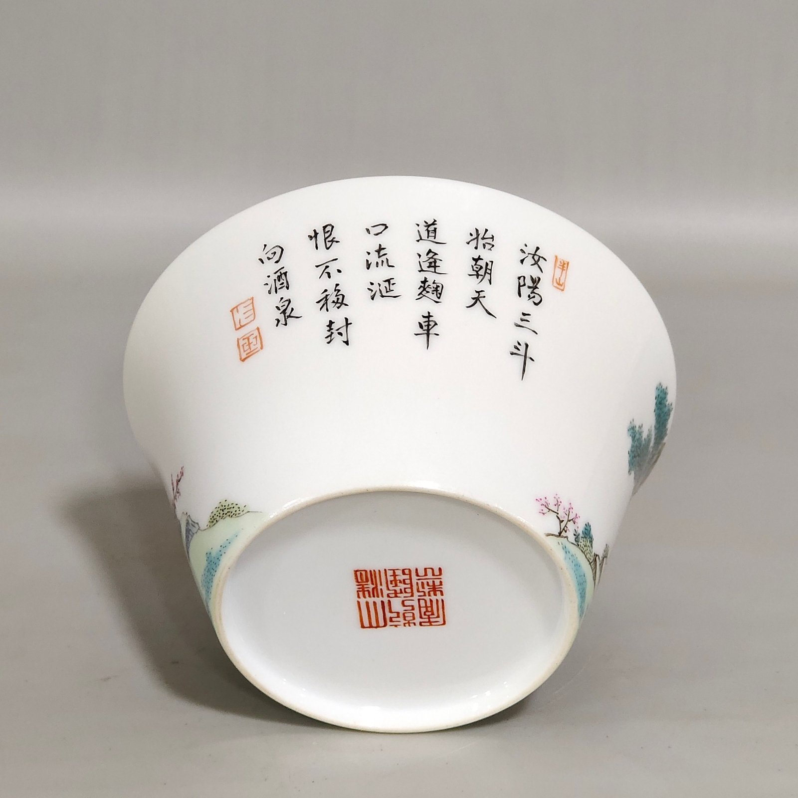 Qing Dynasty Qianlong thin cup with poem written by Ruyang Sandou Figure